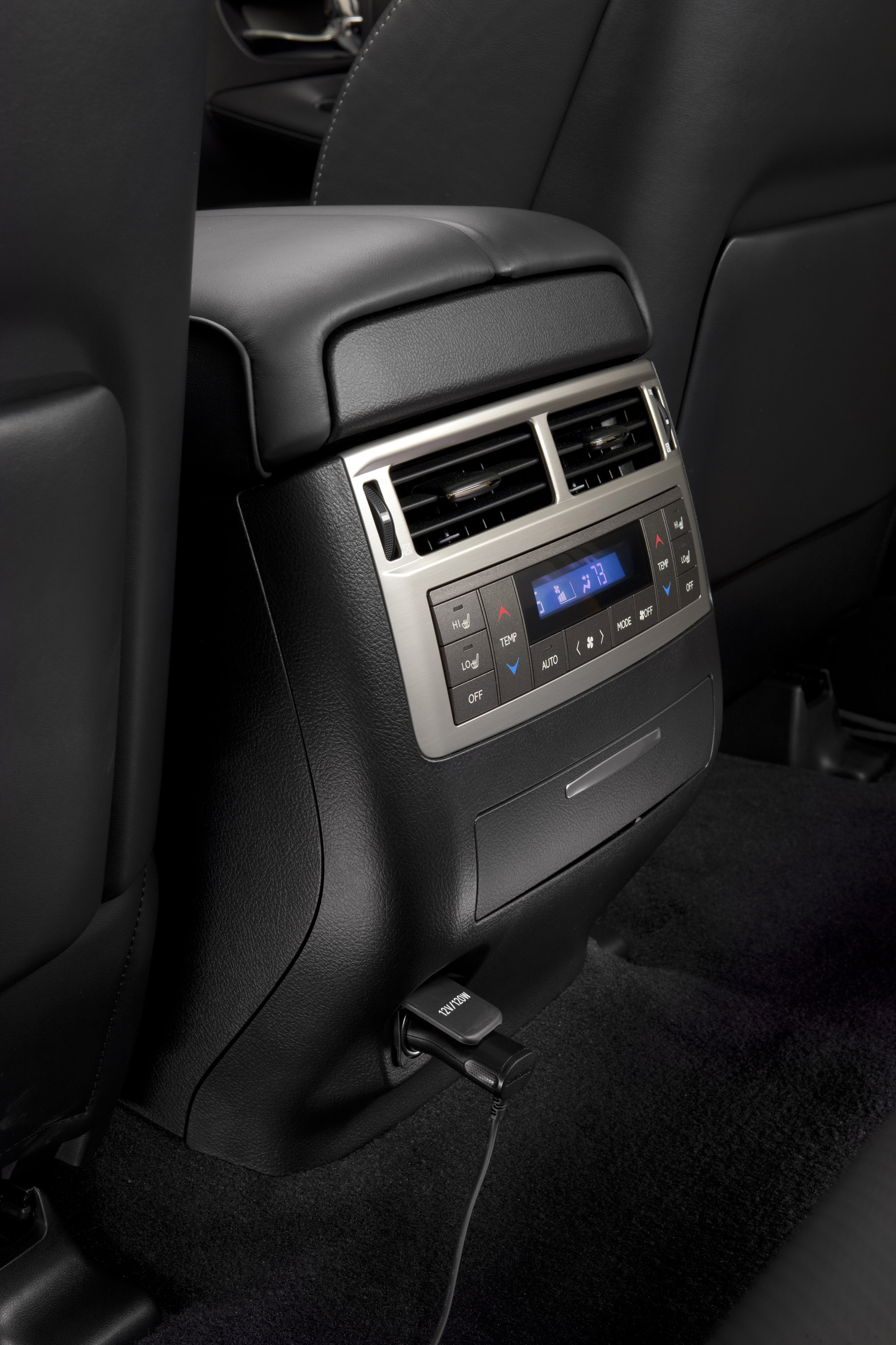 Lexus LX 570 photo #30
