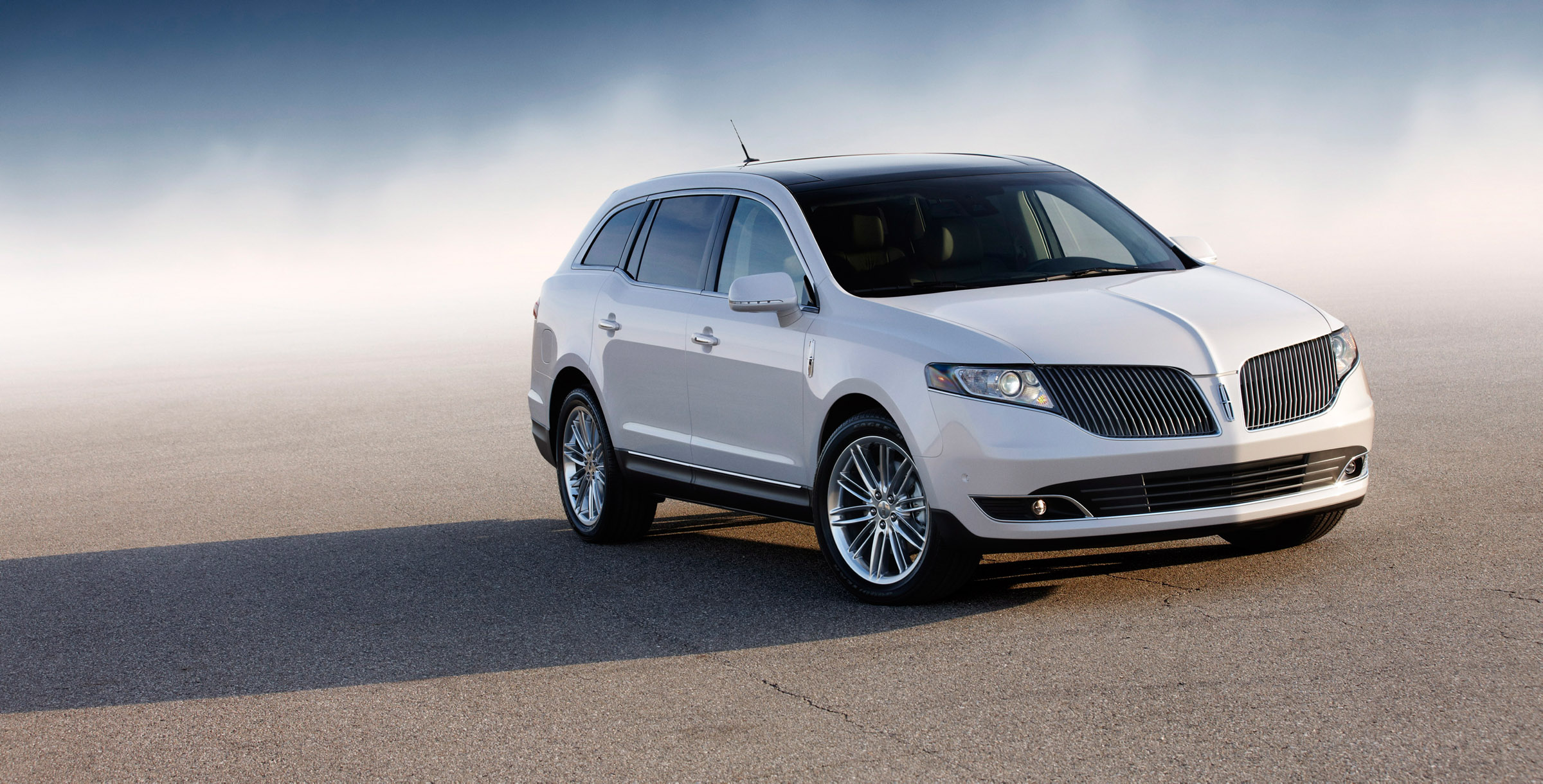 Lincoln MKT photo #2