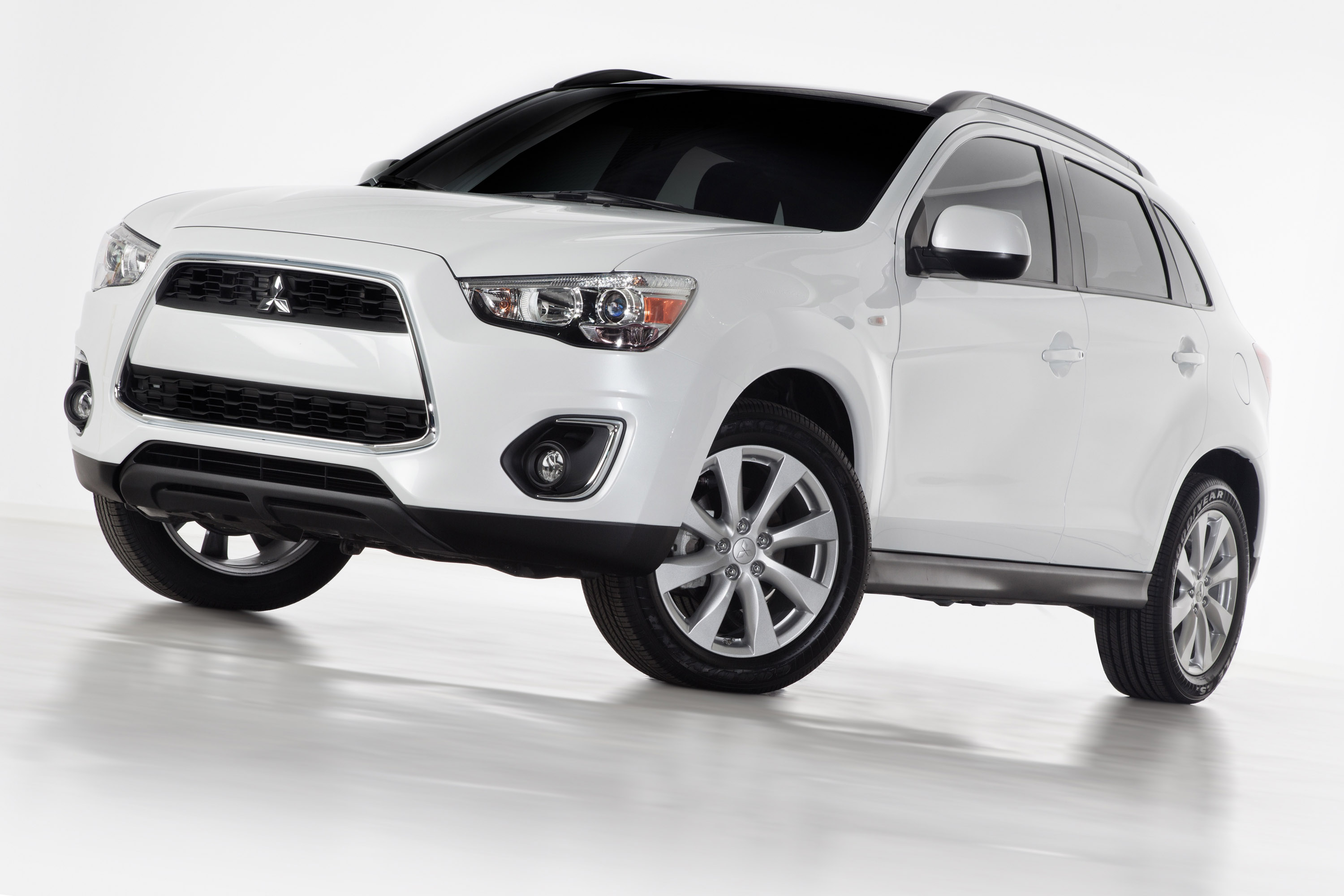 Mitsubishi Outlander Sport photo #2