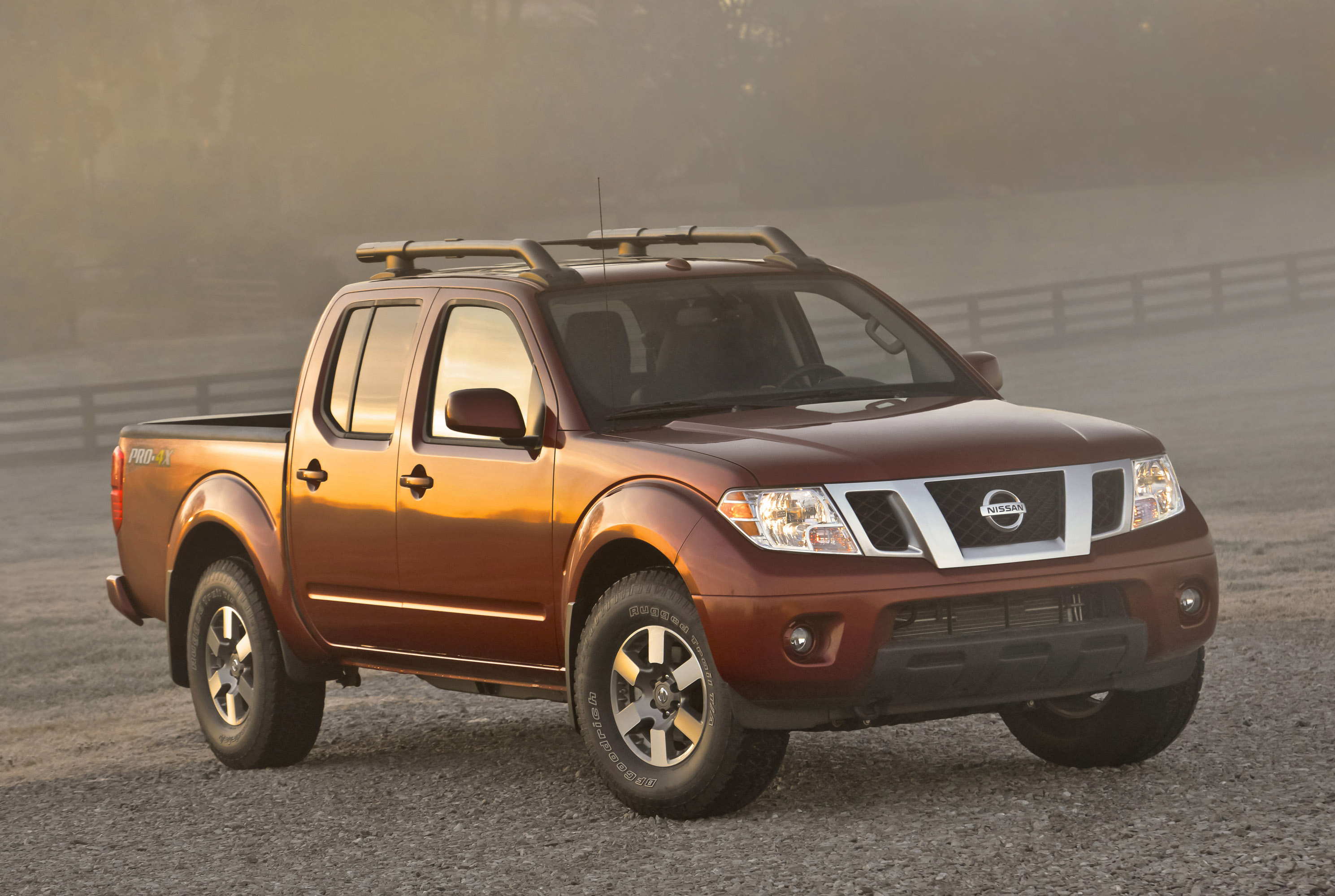 Nissan Frontier Crew Cab photo #2