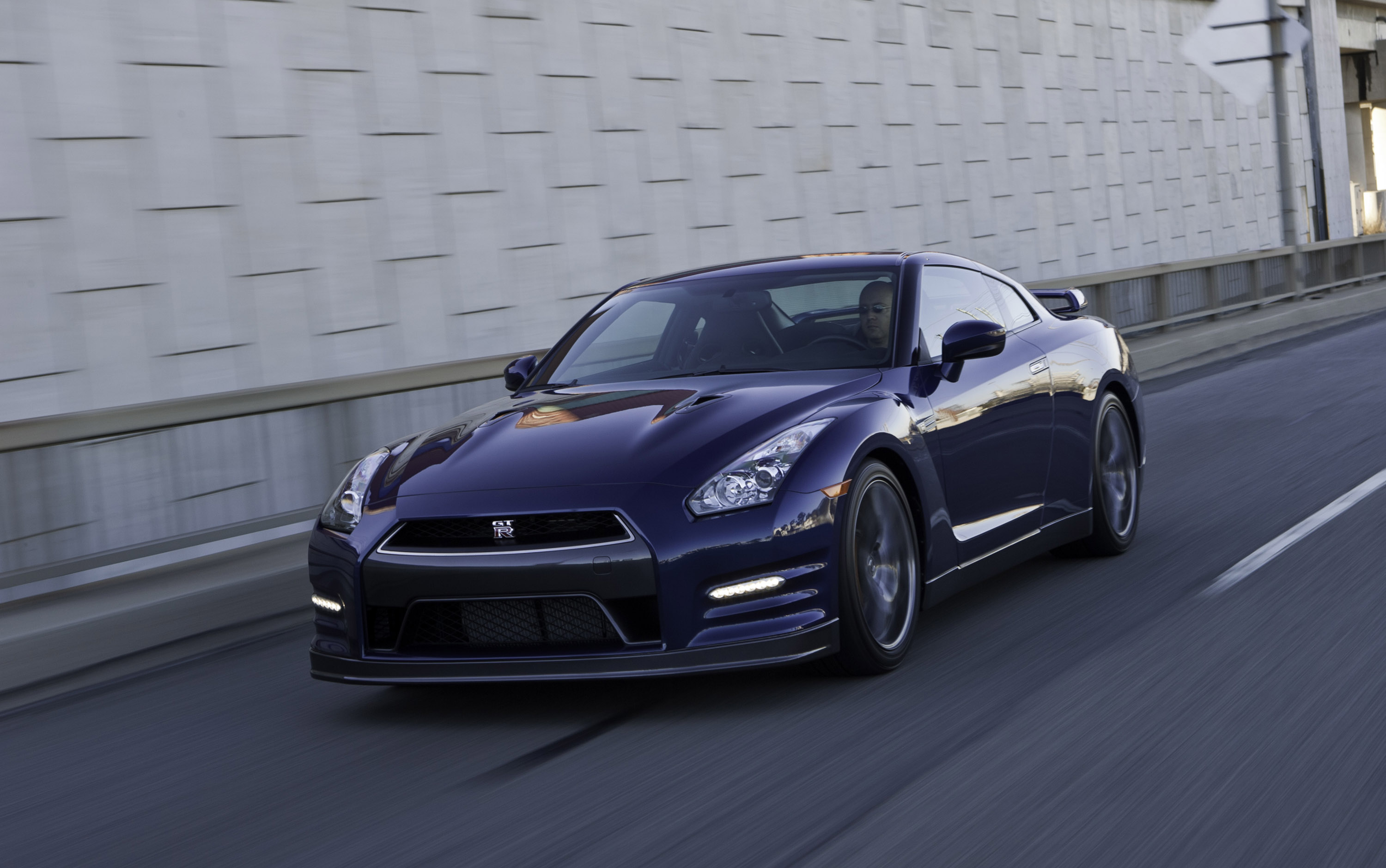 Nissan GT-R photo #2