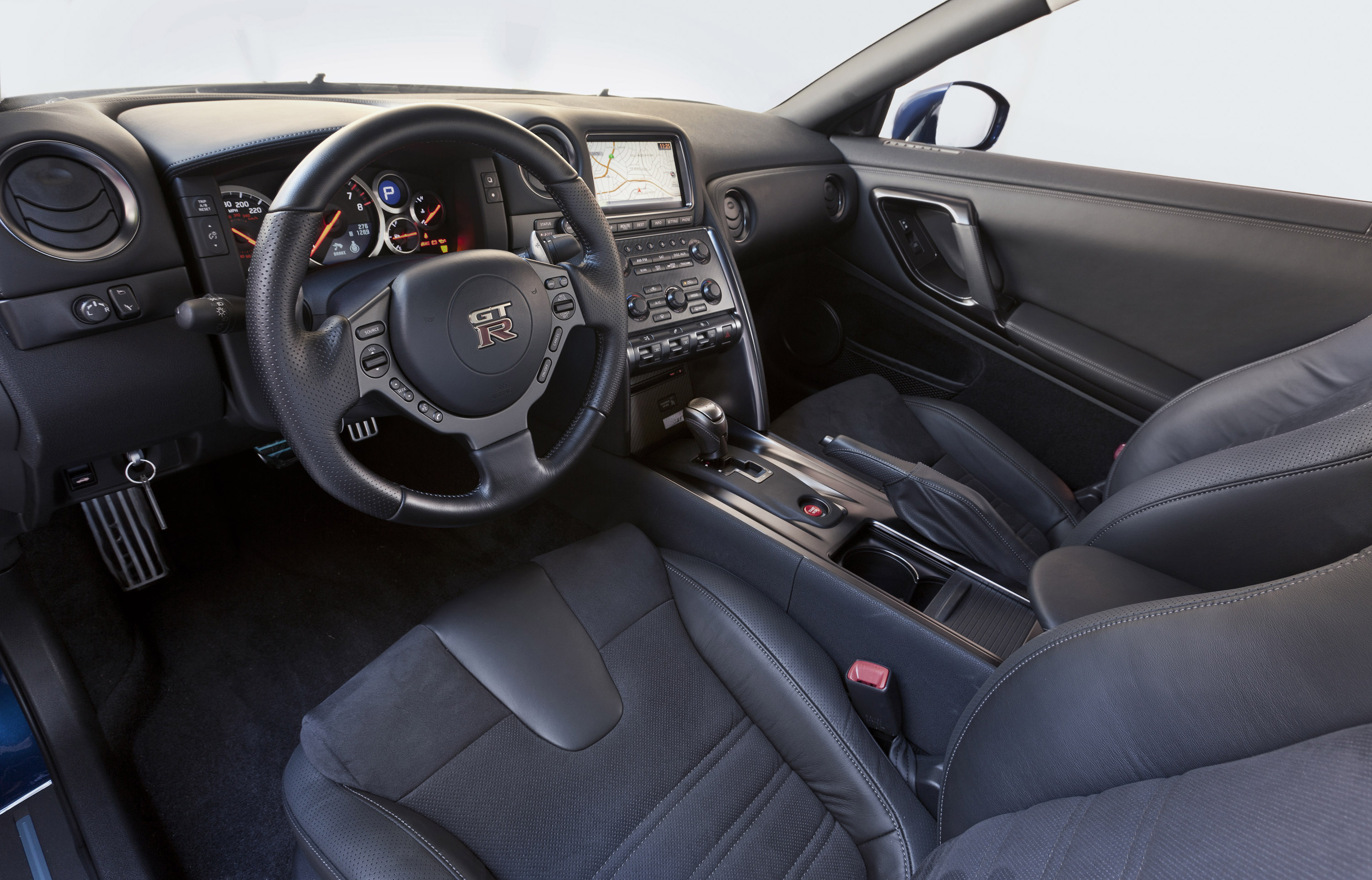Nissan GT-R photo #16