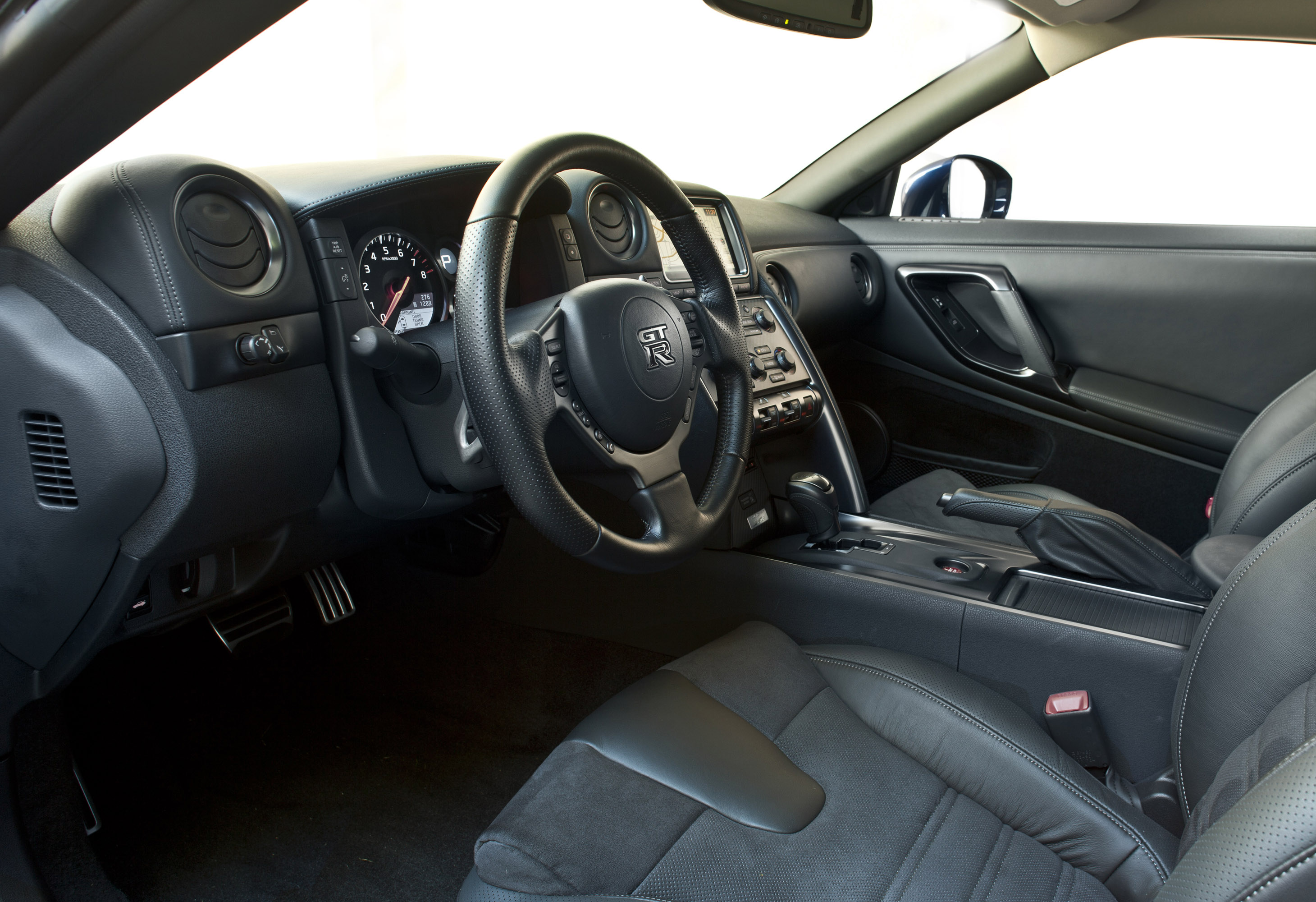 Nissan GT-R photo #17