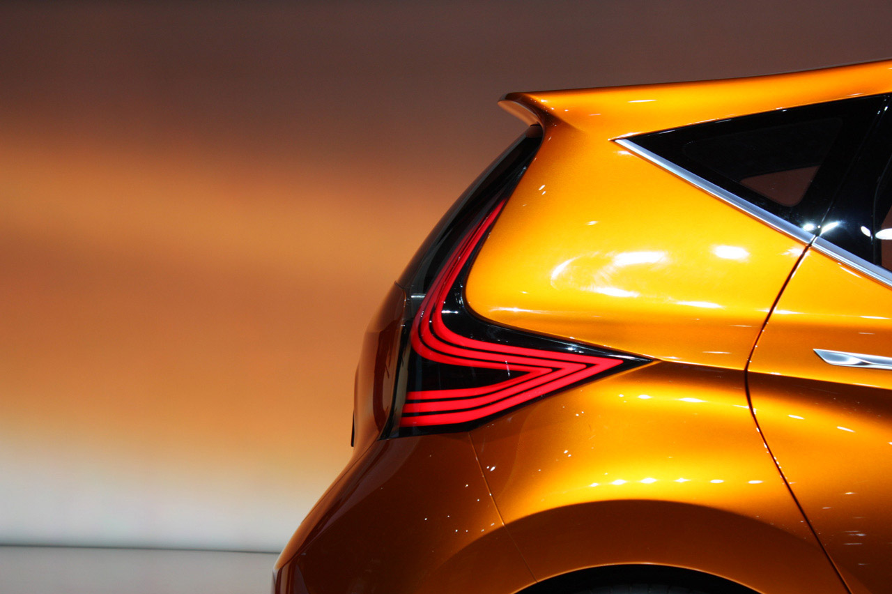 Nissan Invitation Concept photo #27