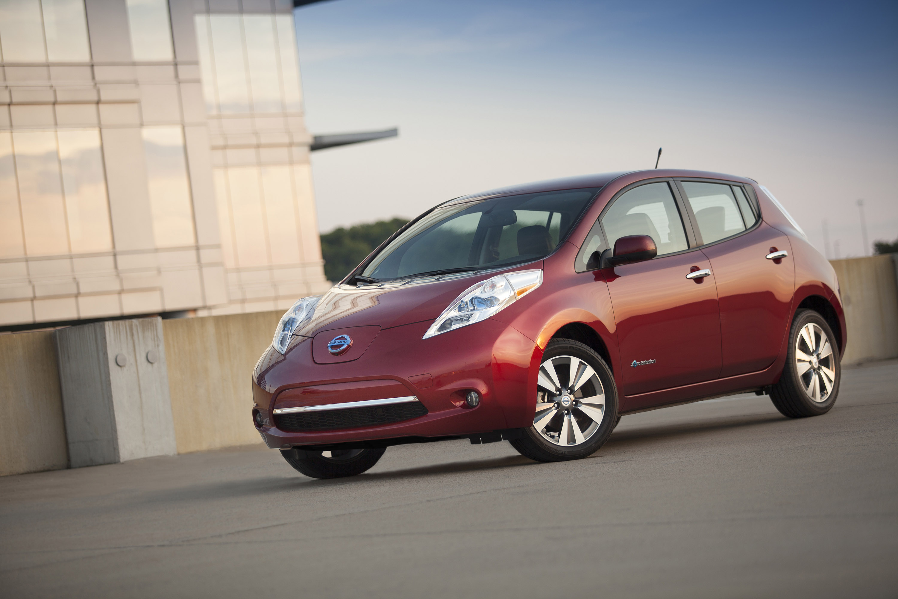 Nissan LEAF photo #2