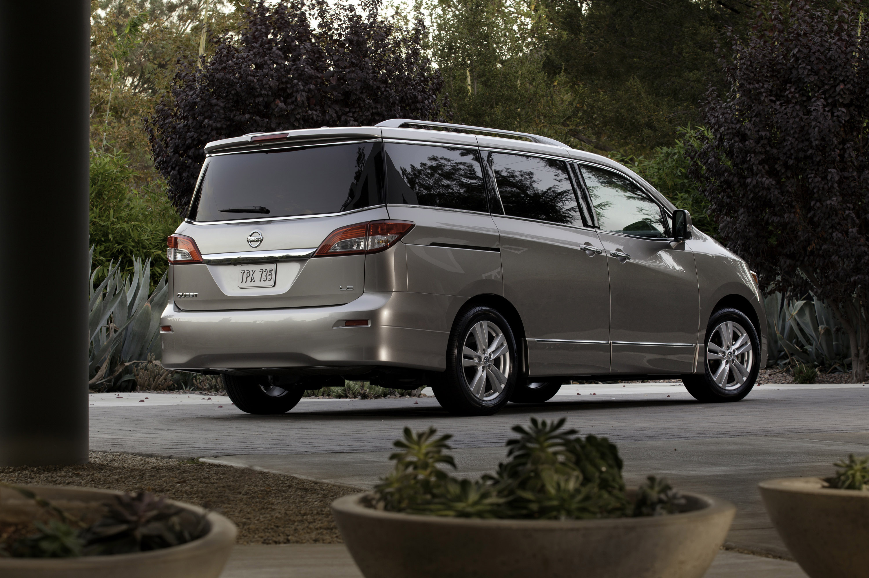 2013 Nissan Quest HD Pictures
