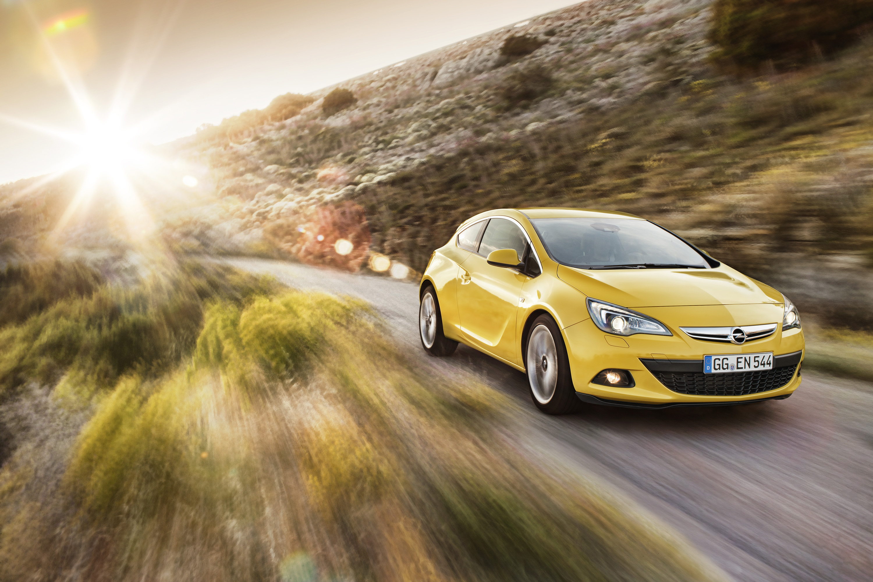 Опель джитиси. Opel Astra GTC. Opel Astra GTC 2013. Opel Astra GTC желтая.