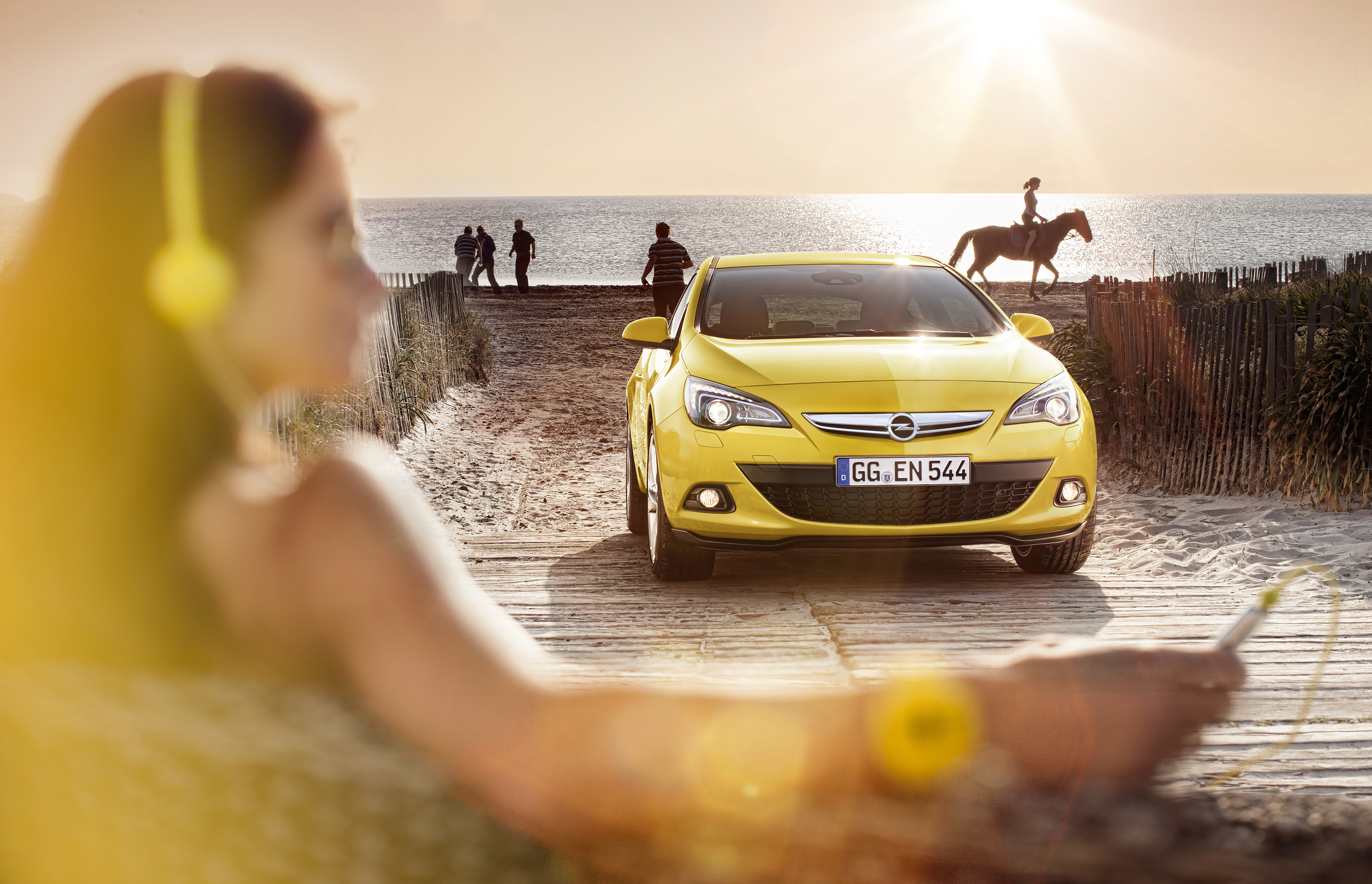 Opel Astra GTC photo #16