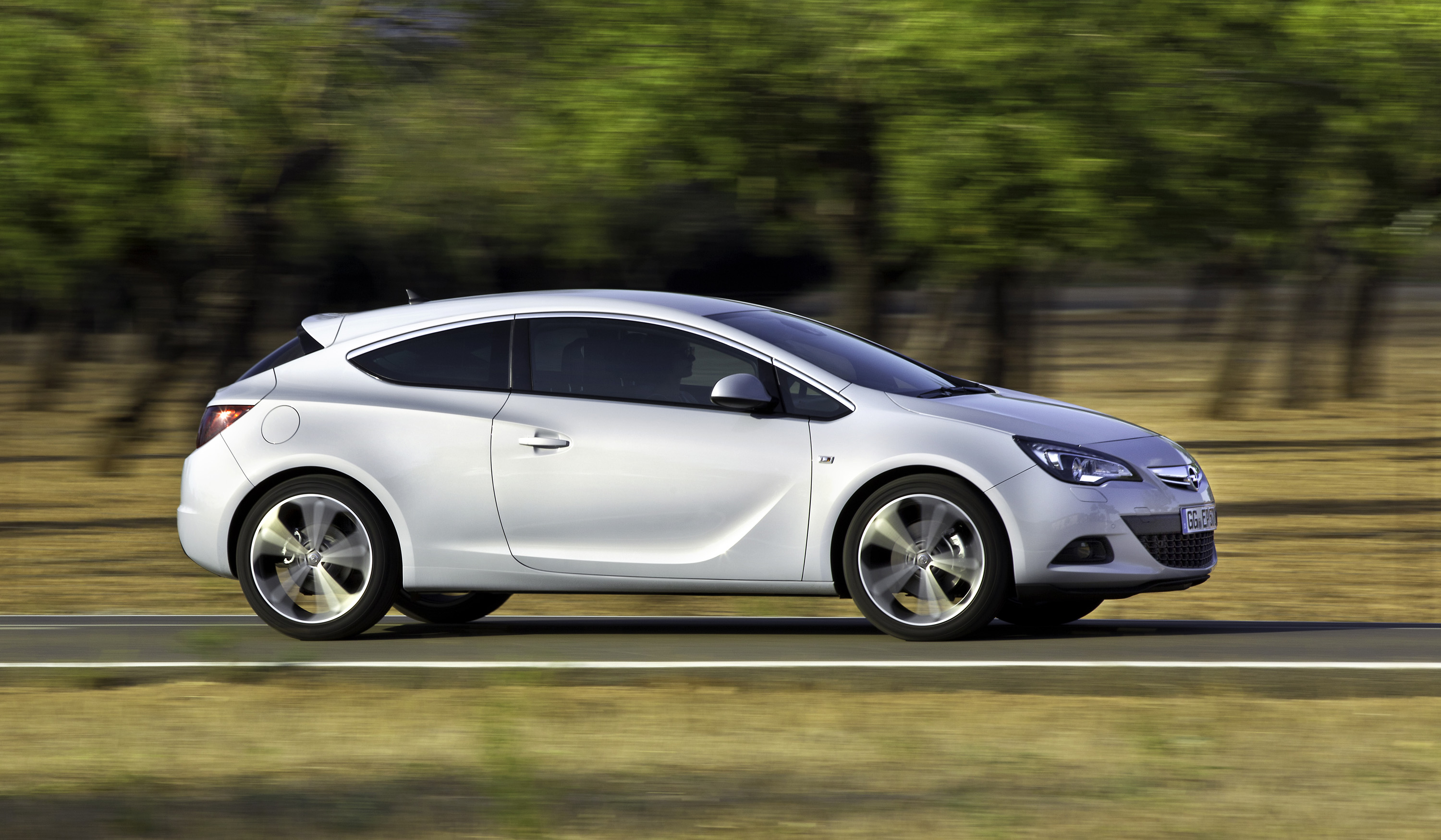 Opel Astra GTC photo #30