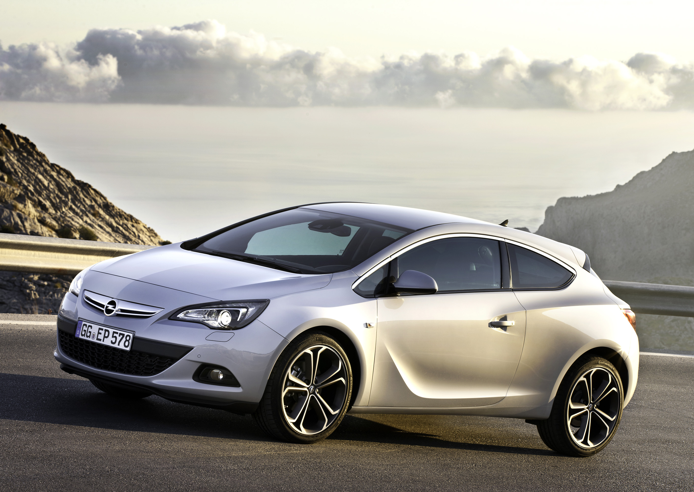 Opel Astra GTC photo #32