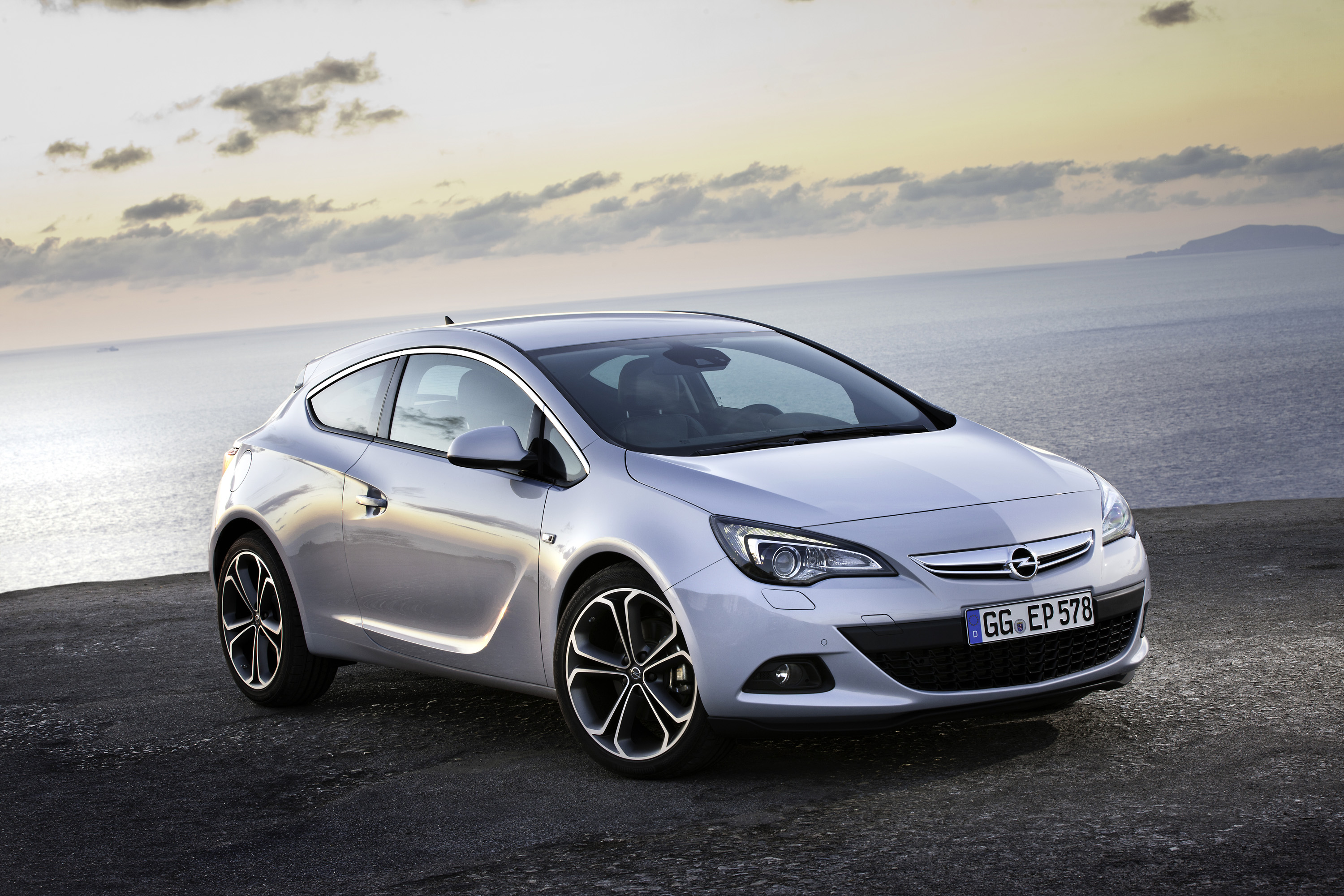 Opel Astra GTC photo #34
