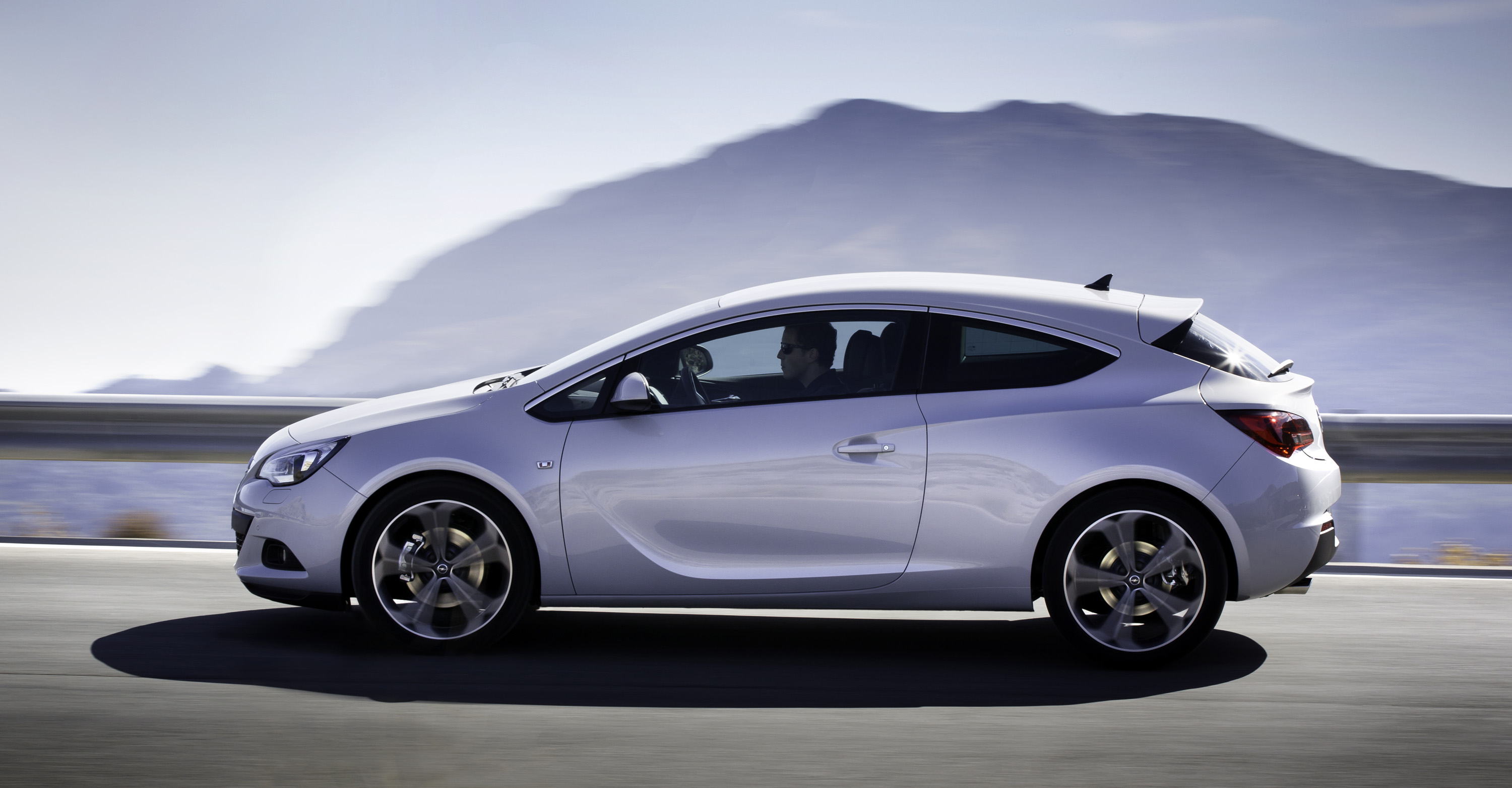 Opel Astra GTC photo #48