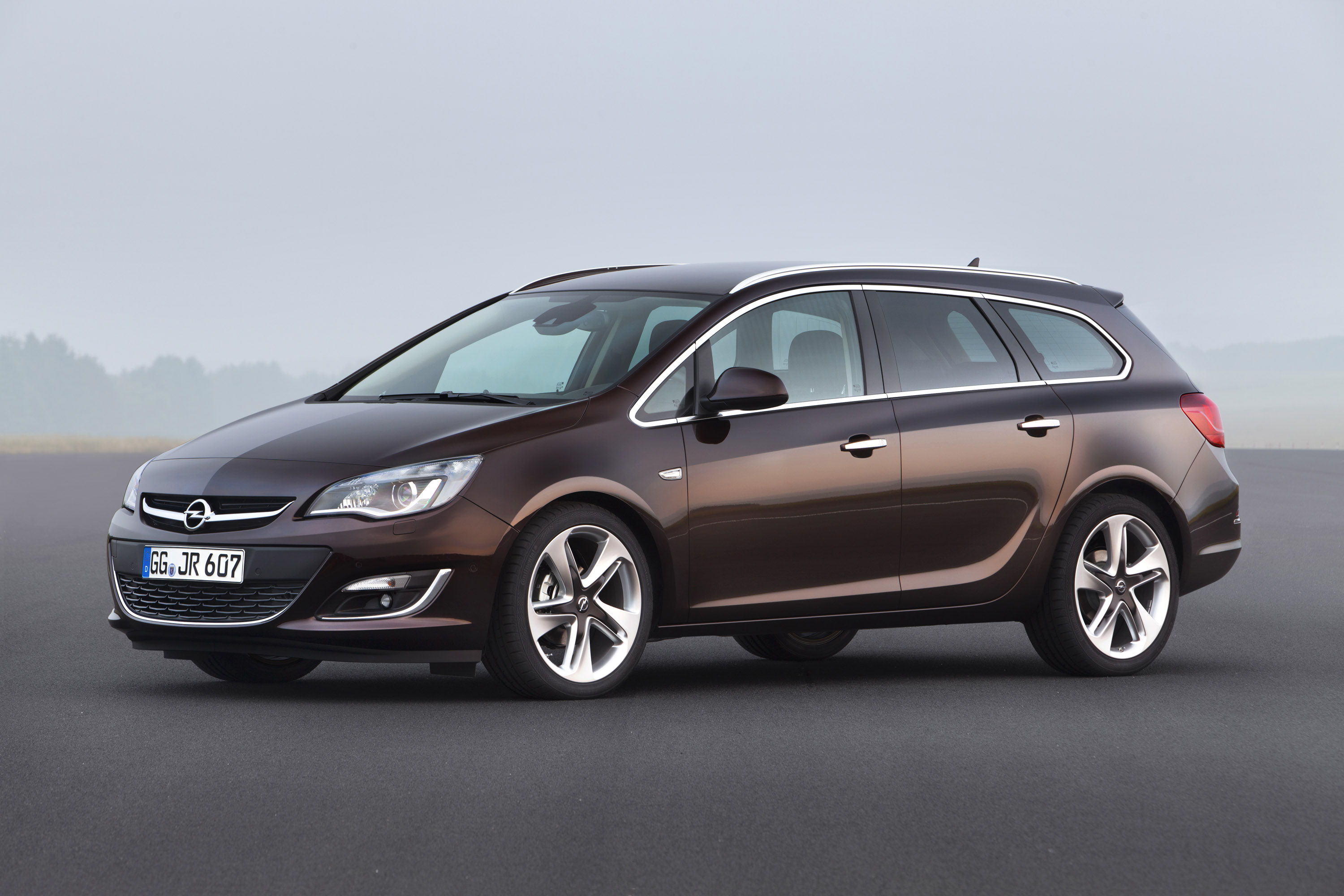 Opel Astra Sports Tourer photo #1