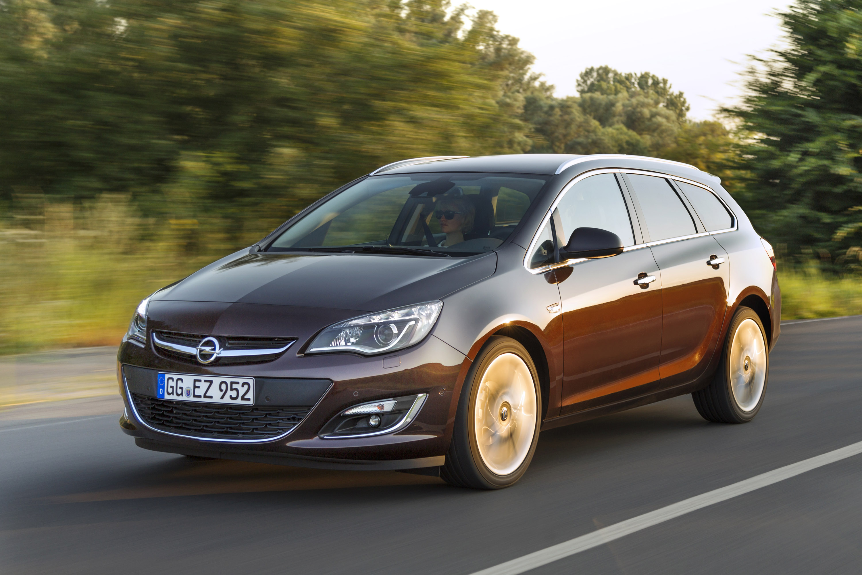 Opel Astra Sports Tourer photo #2