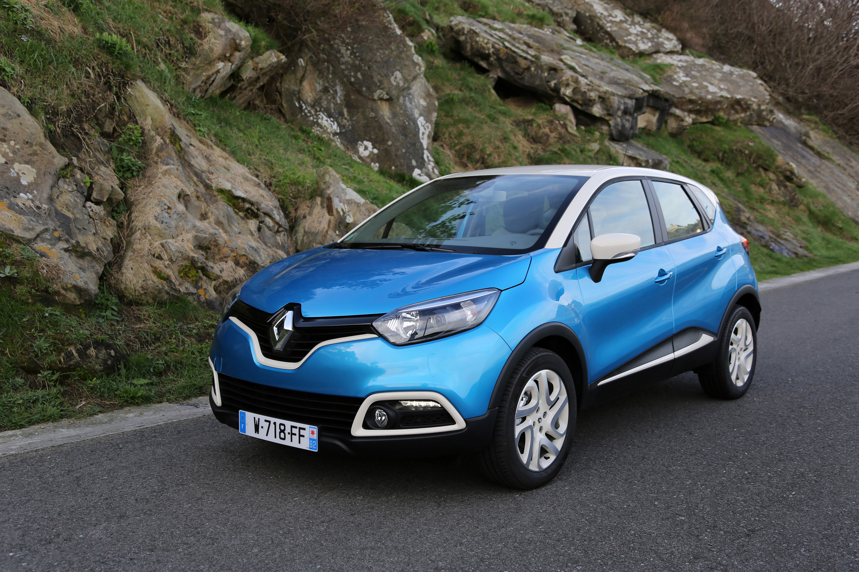 Renault производитель. Рено Каптур. Рено Логан Каптур. Рено Каптур 2013. Машина Ренаульт Каптур.