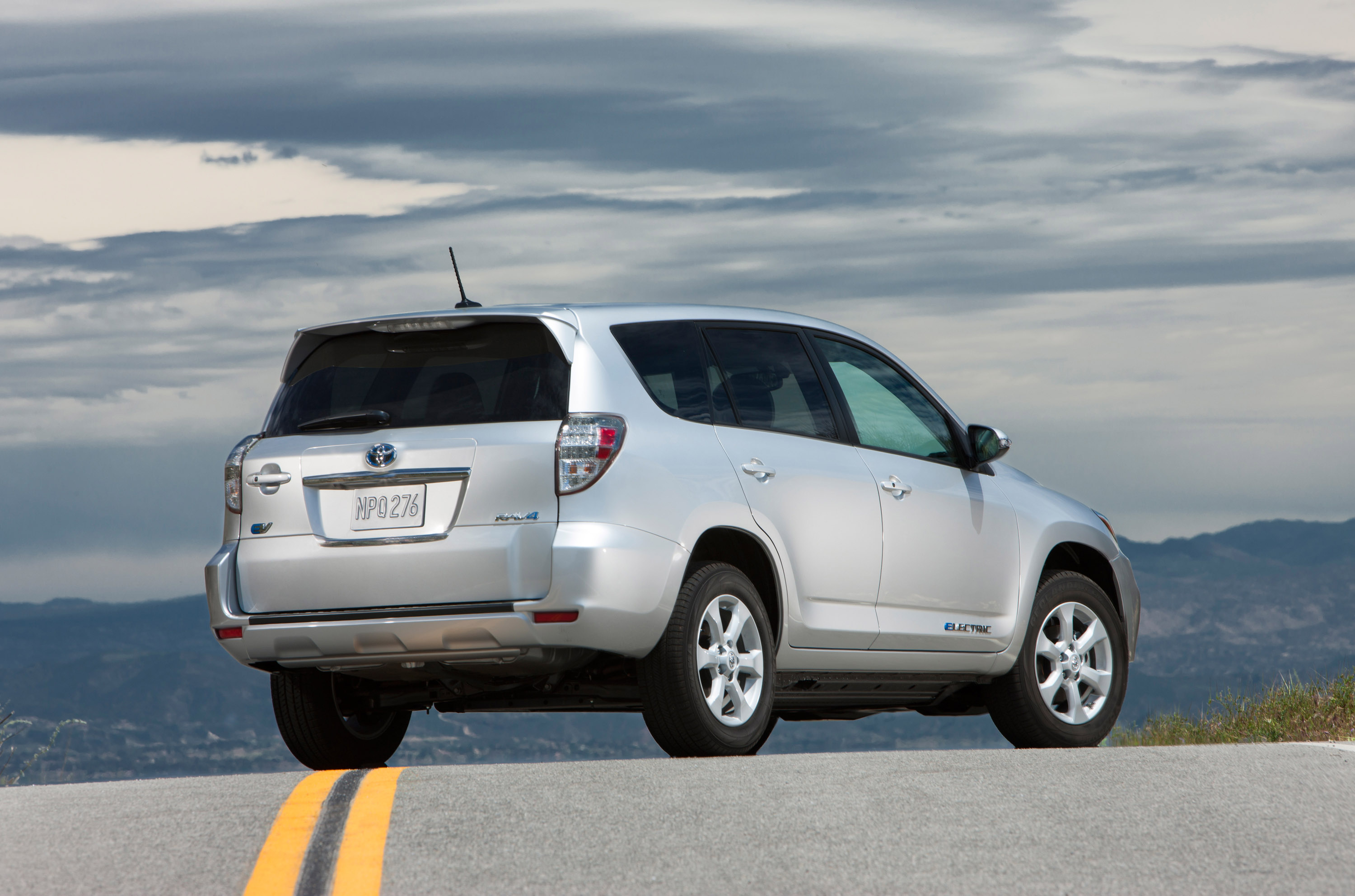 Toyota RAV4 EV photo #15