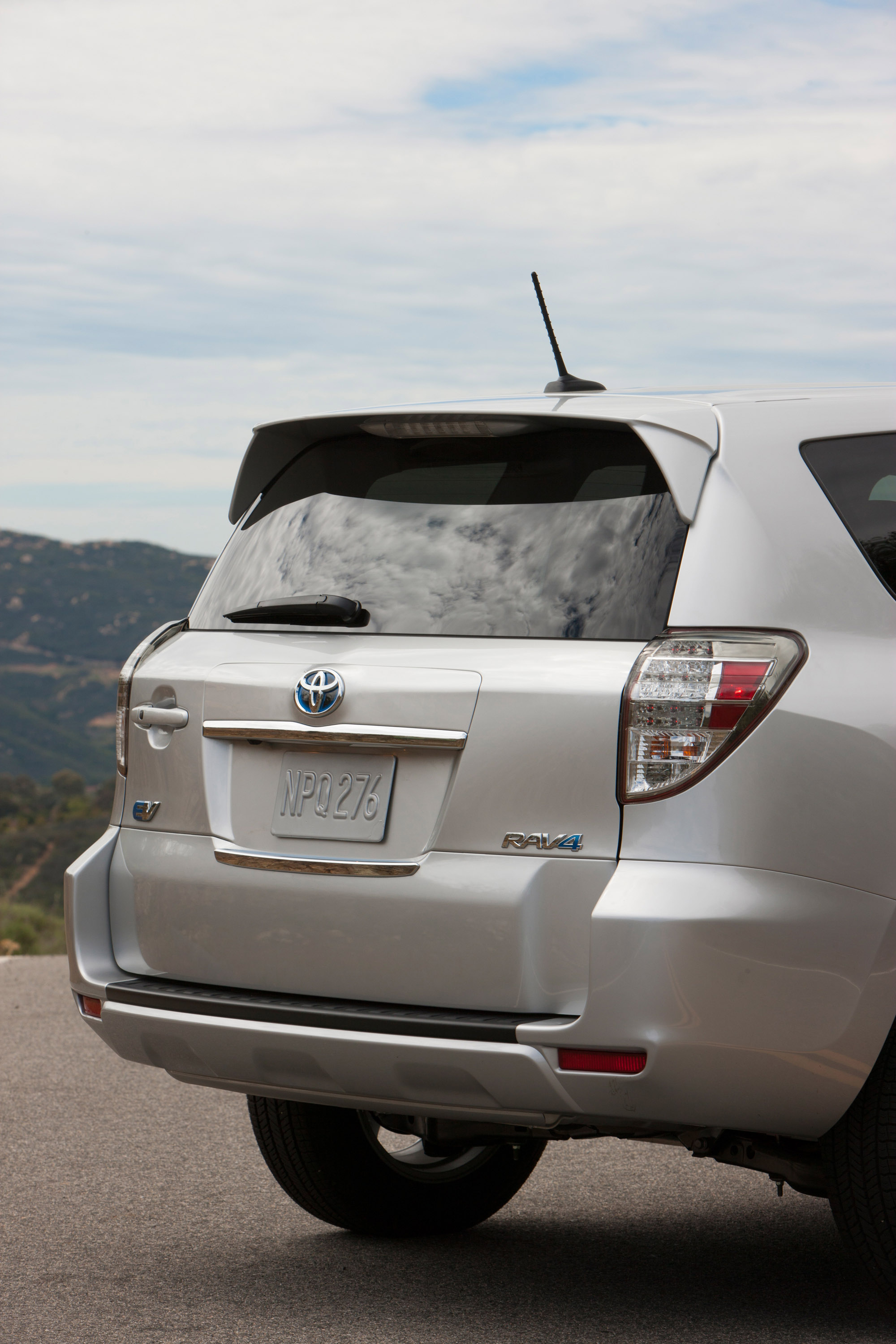 Toyota RAV4 EV photo #17