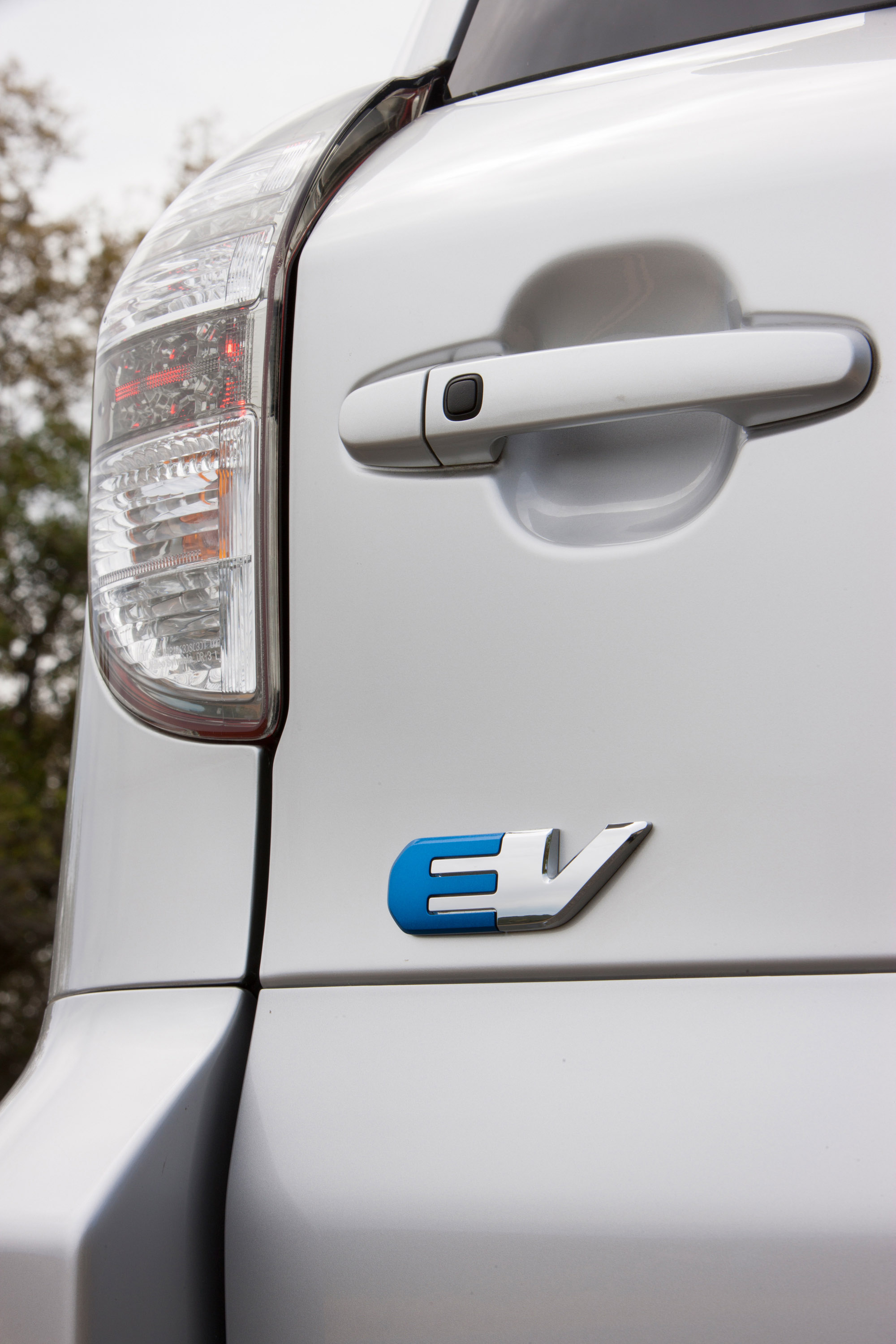 Toyota RAV4 EV photo #30