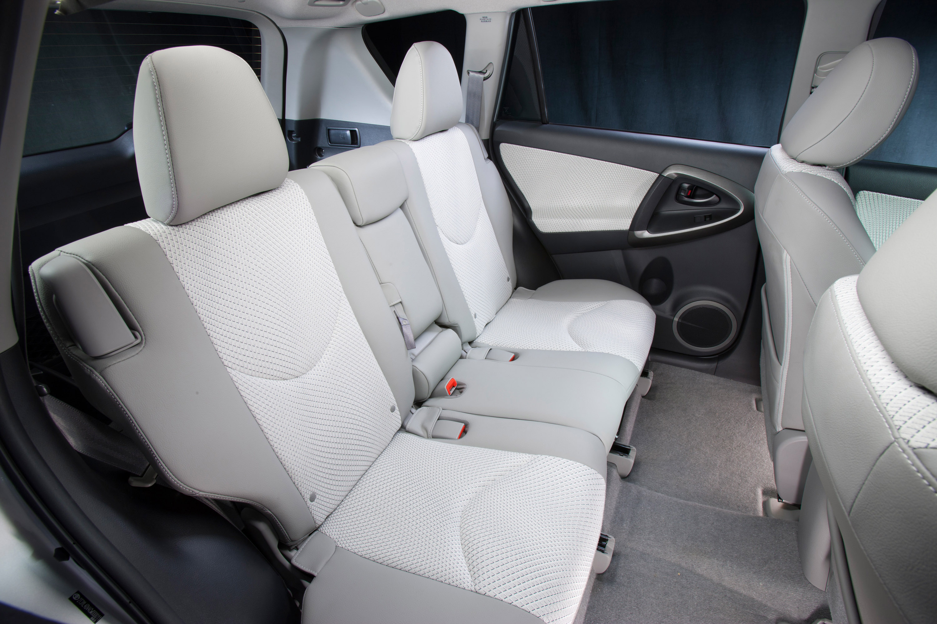 Toyota RAV4 EV photo #36