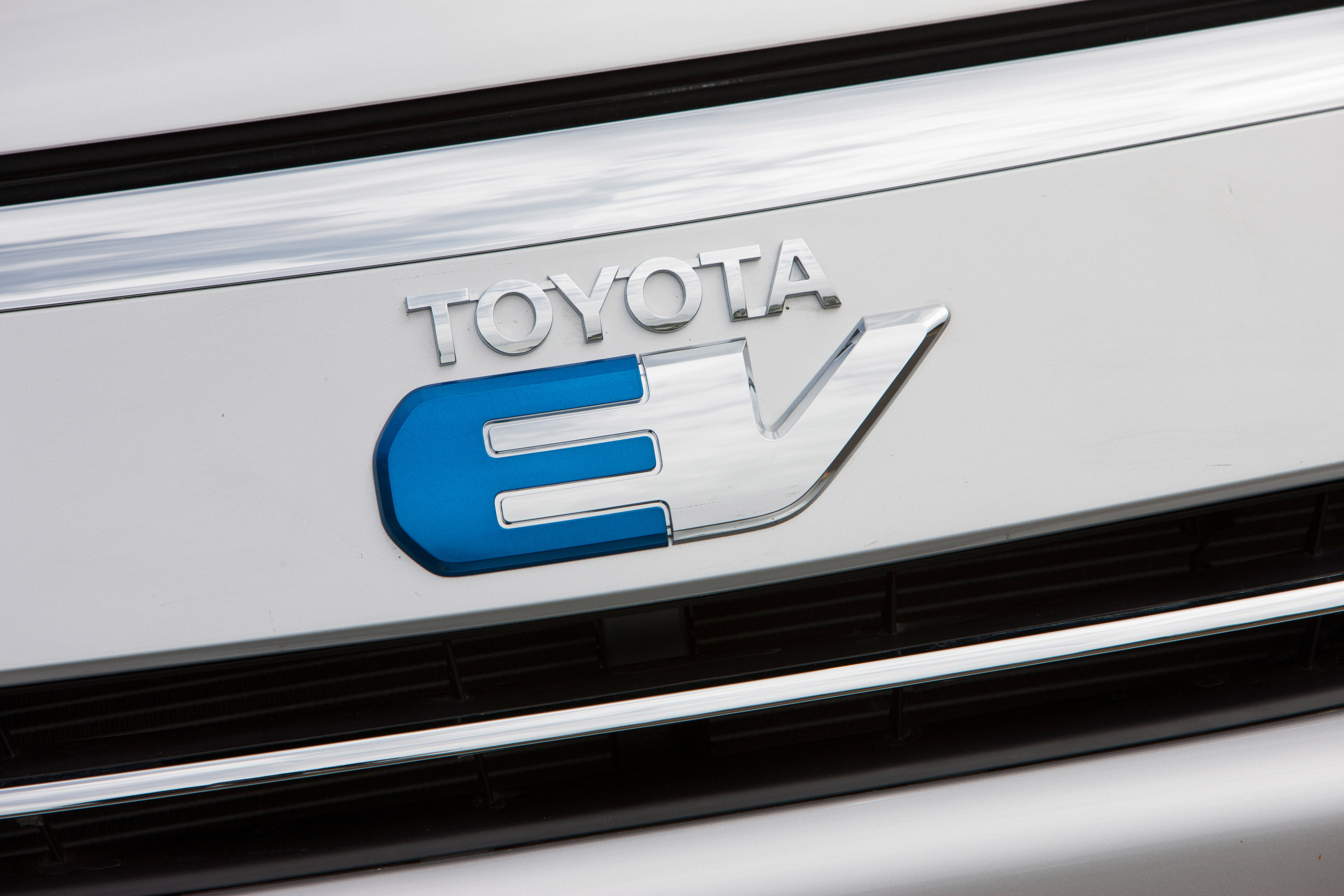 Toyota RAV4 EV photo #40