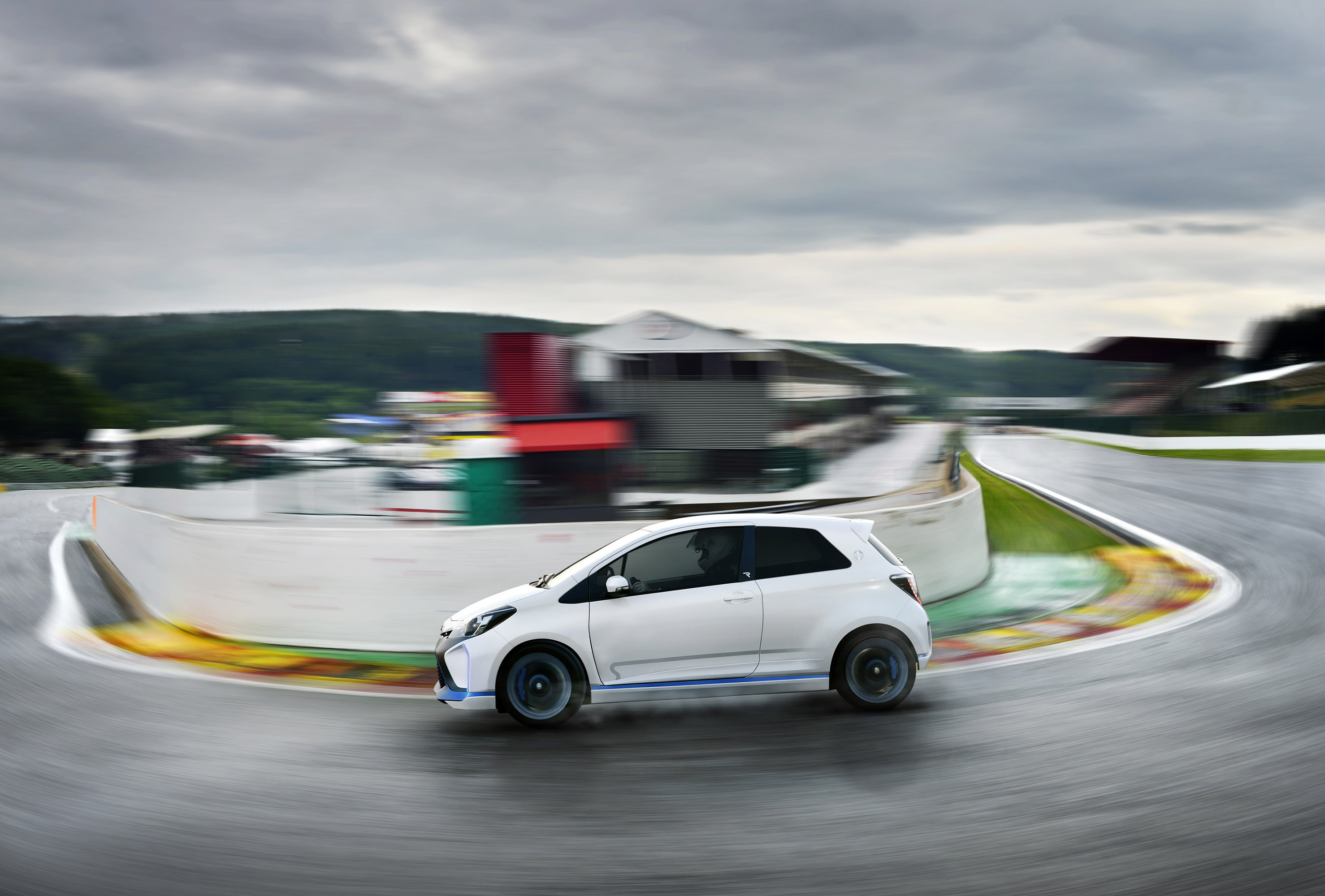 Гибрид р. Тойота Ярис гоночная. Toyota Yaris гоночный. Фотографирует машину. Машины 2013 года фото.