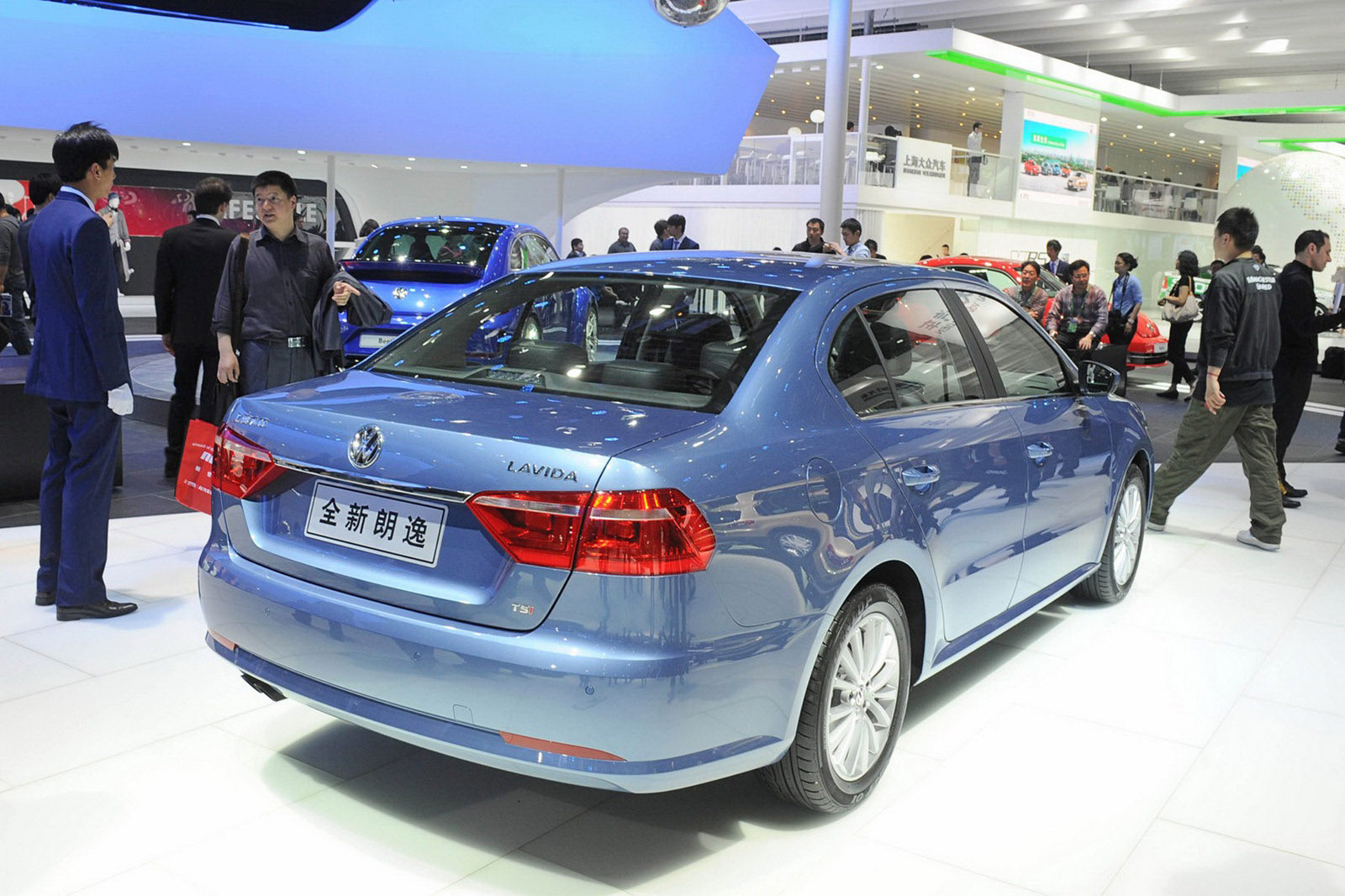 Volkswagen Lavida красная