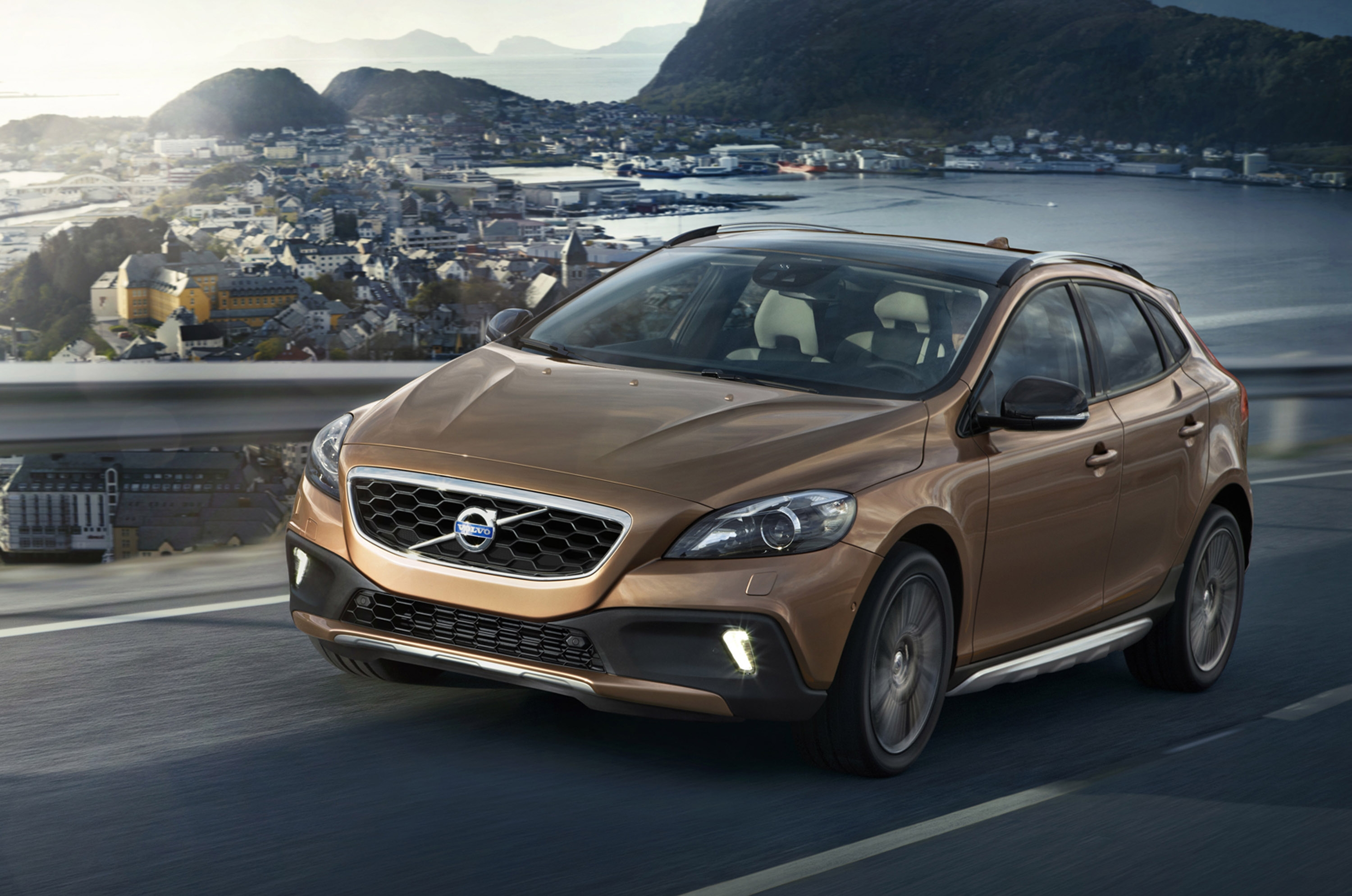 Volvo V40 Cross Country photo #1