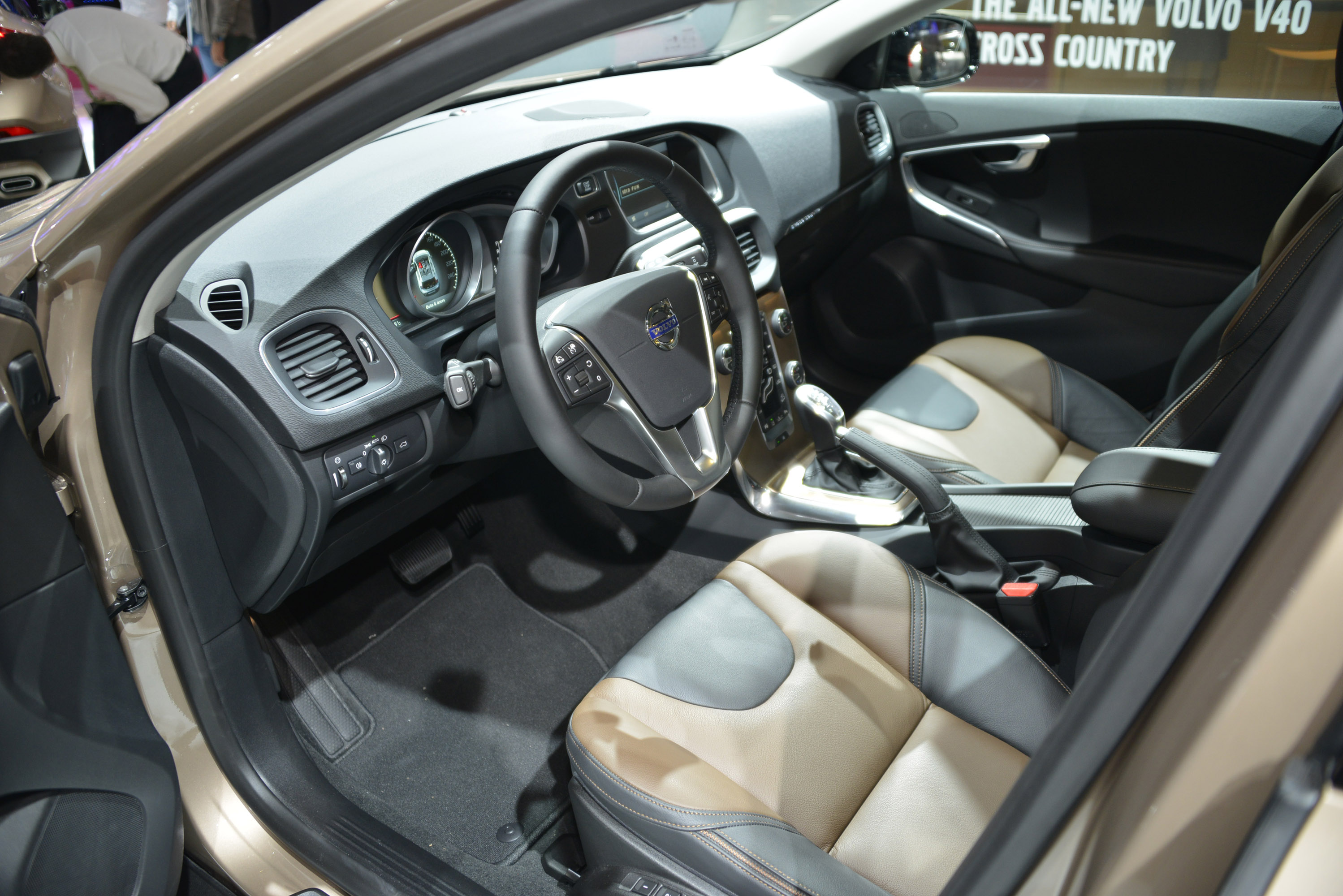 Volvo V40 Cross Country photo #16
