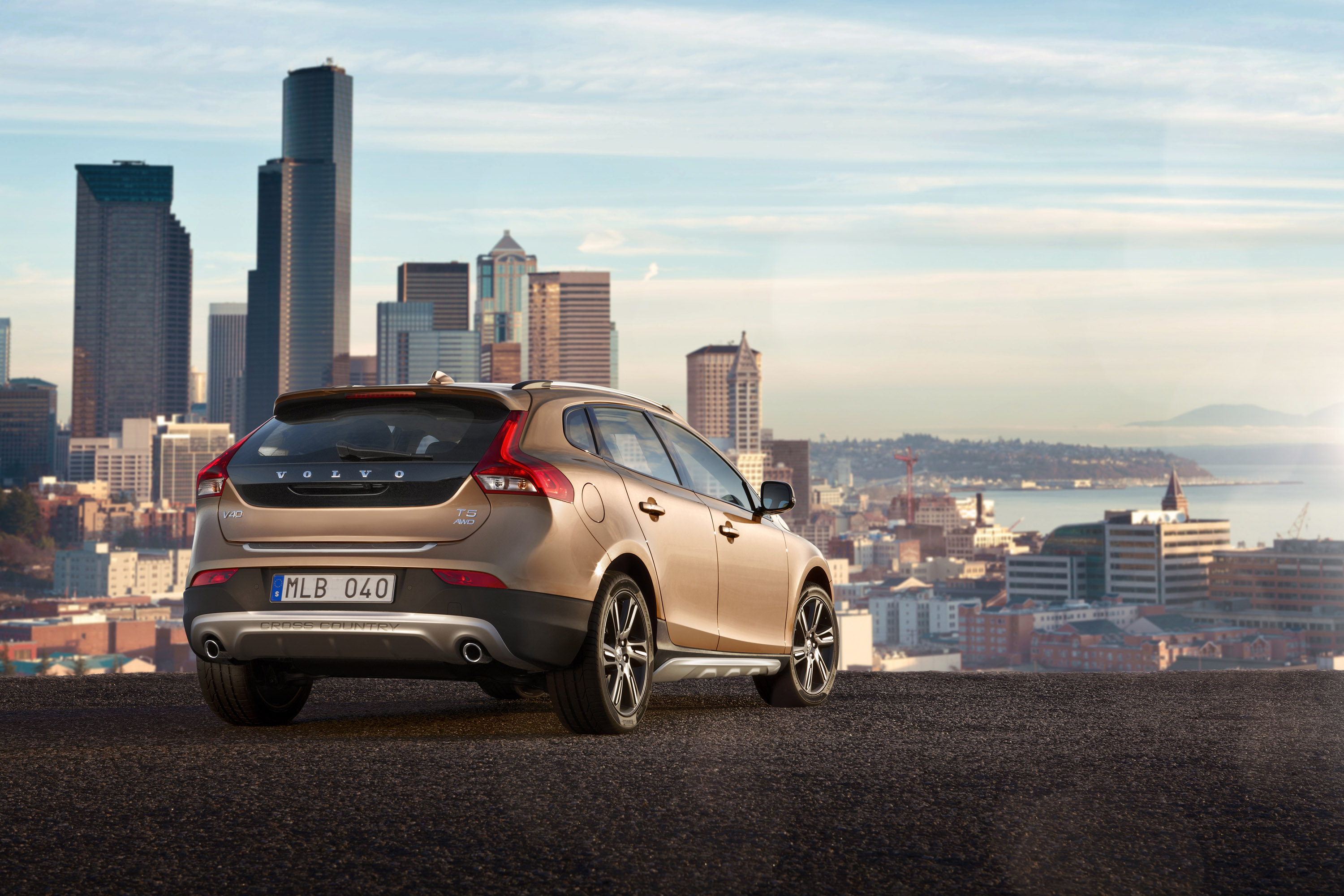 Volvo V40 Cross Country photo #22