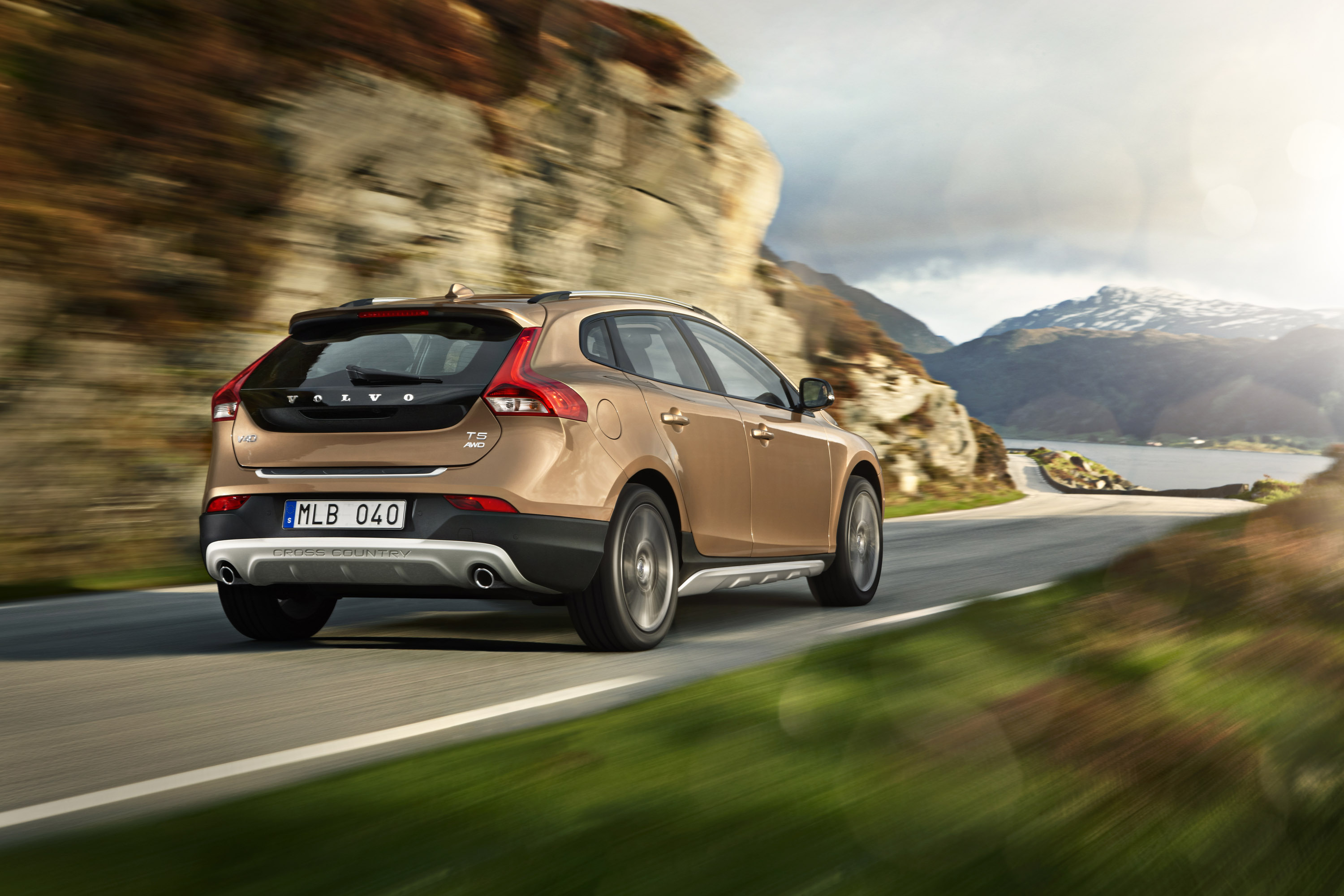 Volvo V40 Cross Country photo #23