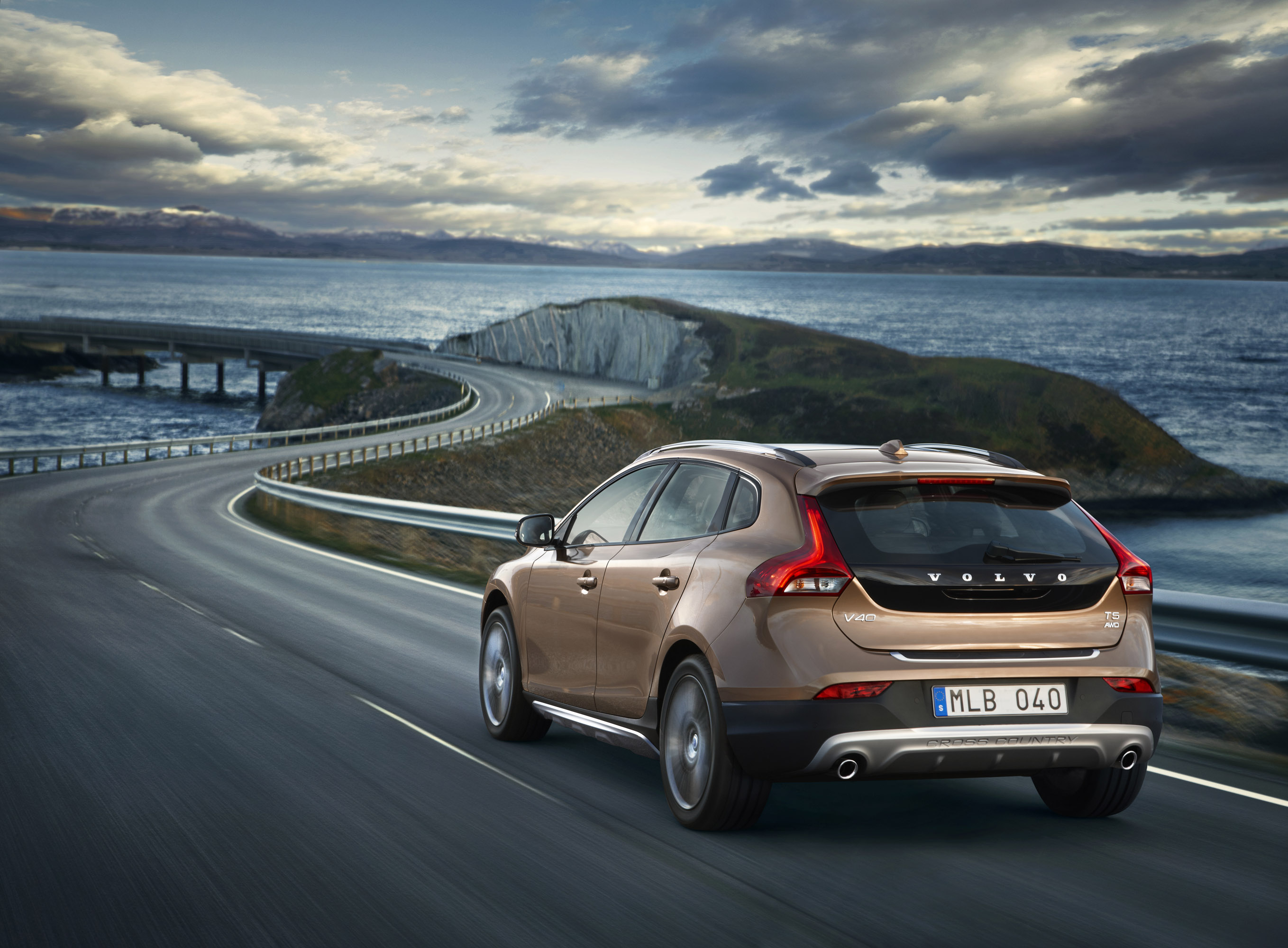 Volvo V40 Cross Country photo #24