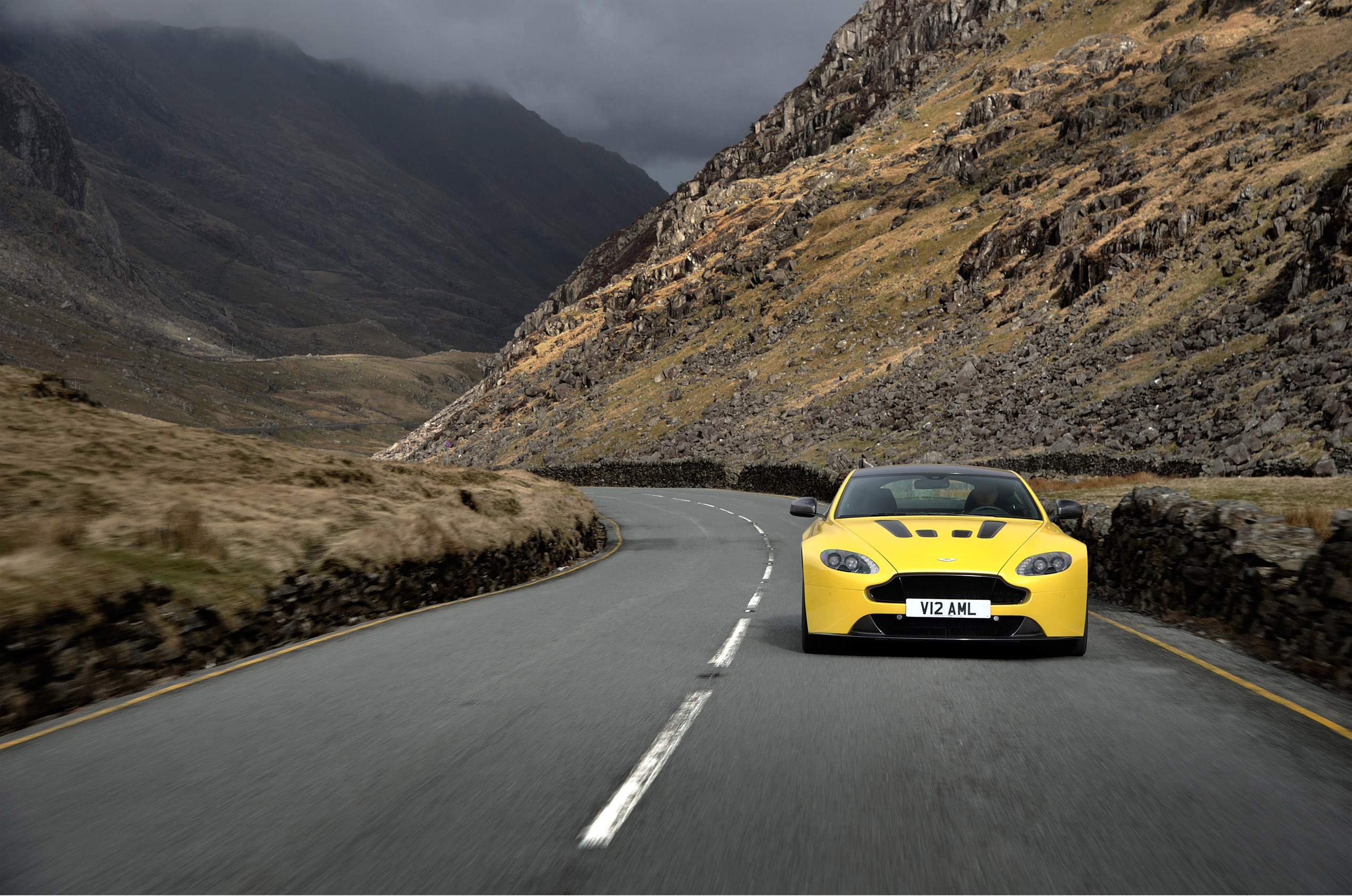 Aston Martin V12 Vantage S photo #1