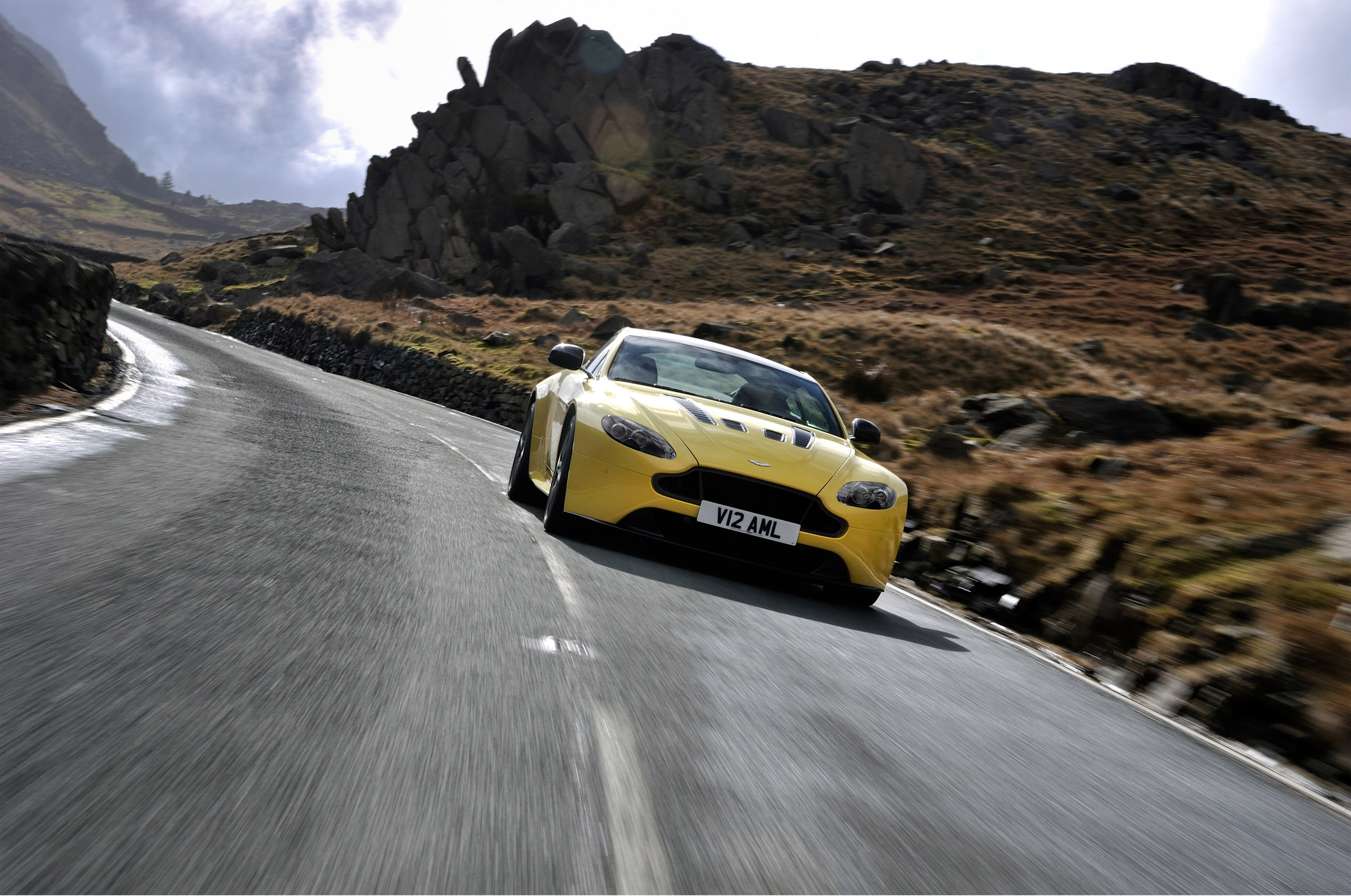 Aston Martin V12 Vantage S photo #2