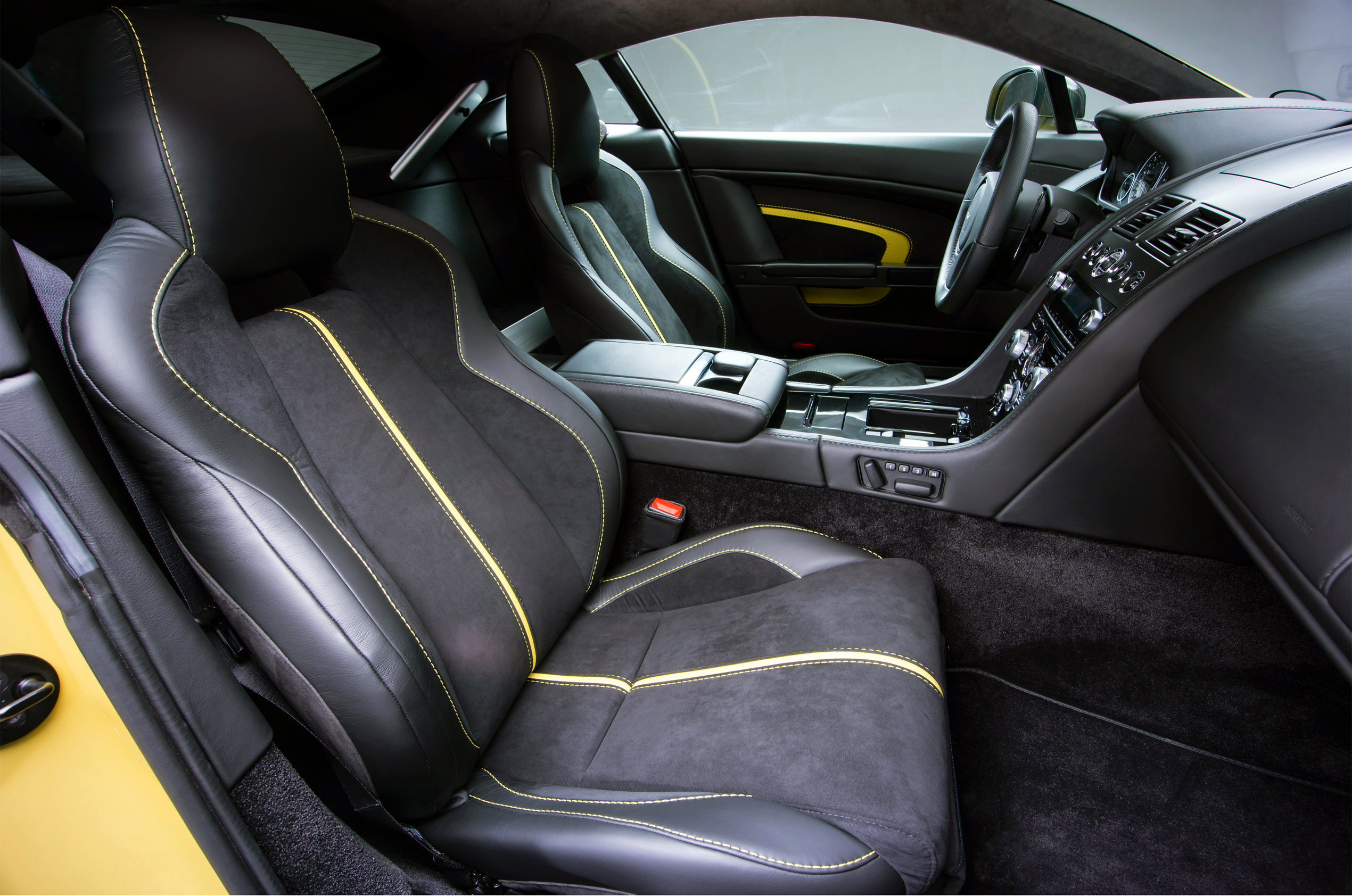Aston Martin V12 Vantage S photo #15
