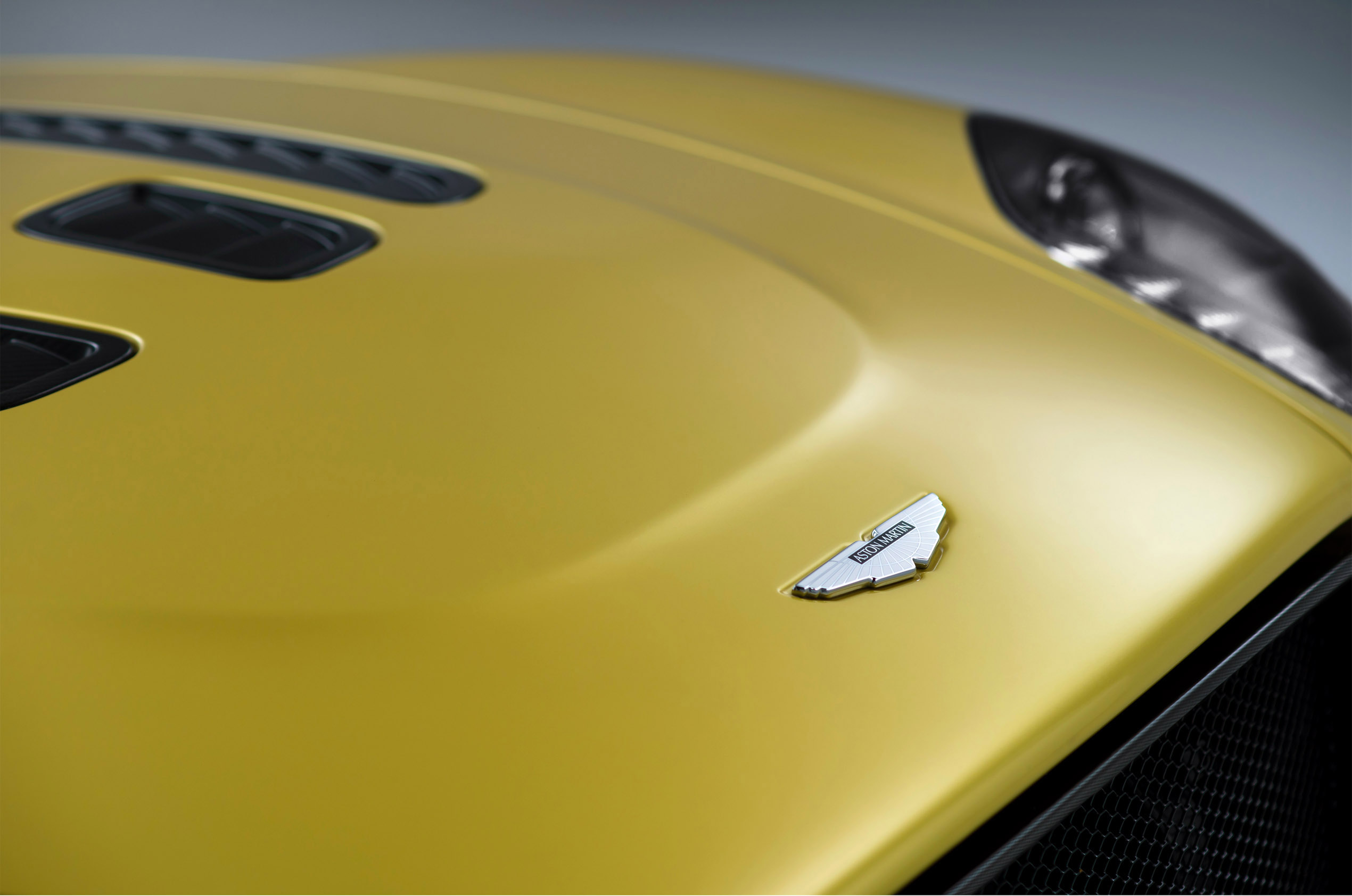 Aston Martin V12 Vantage S photo #22
