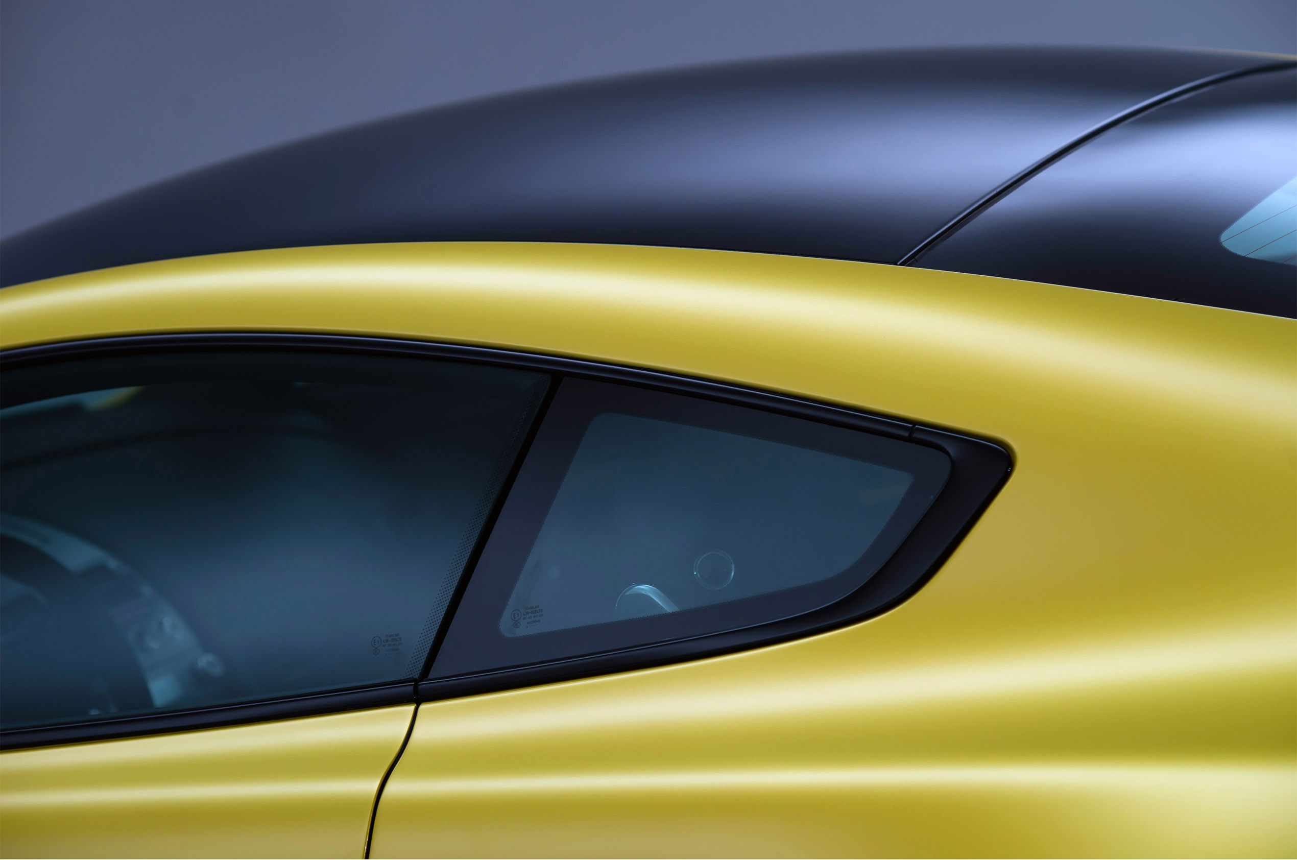 Aston Martin V12 Vantage S photo #24