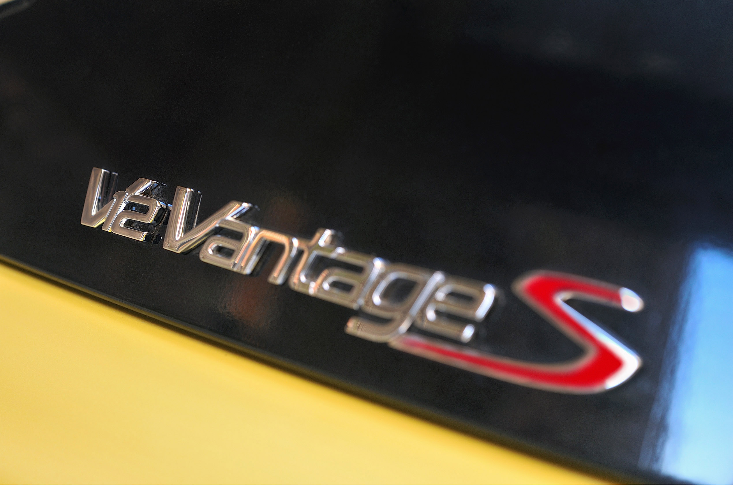 Aston Martin V12 Vantage S photo #28