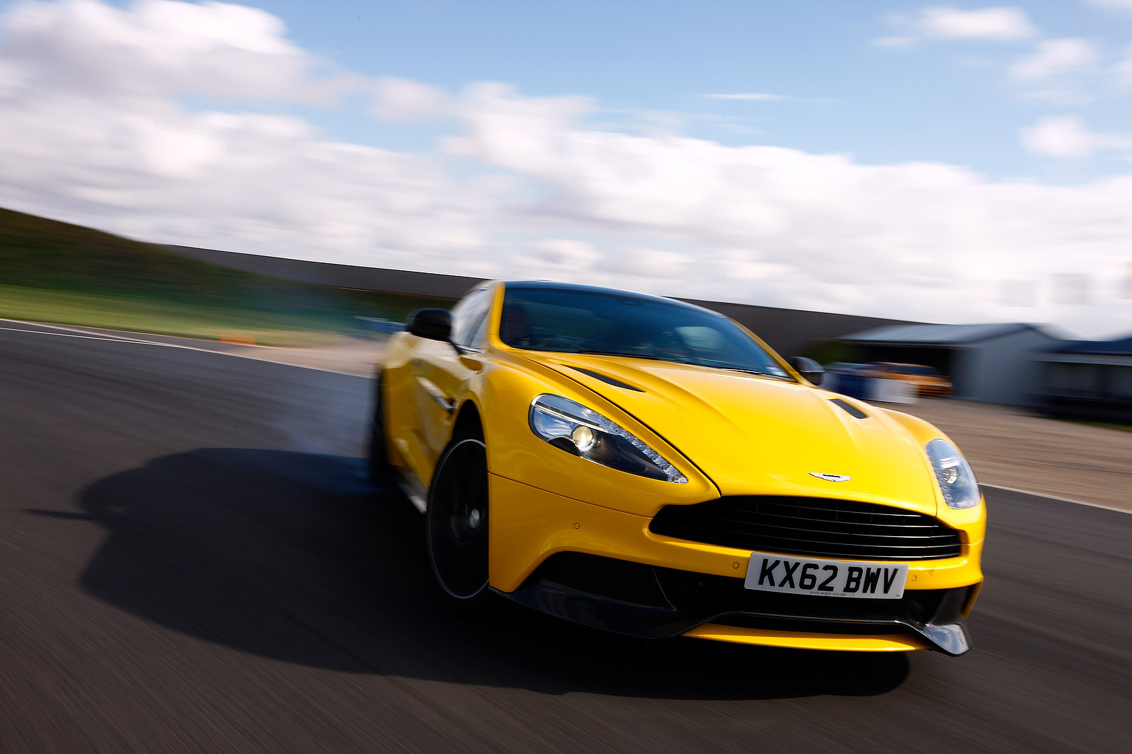 Aston Martin Vanquish photo #3