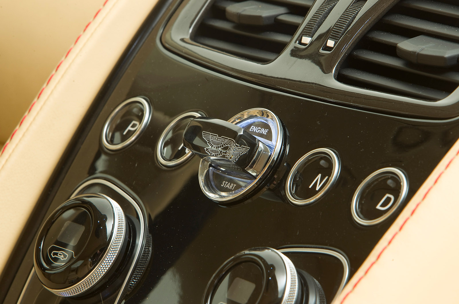 Aston Martin Vanquish photo #30