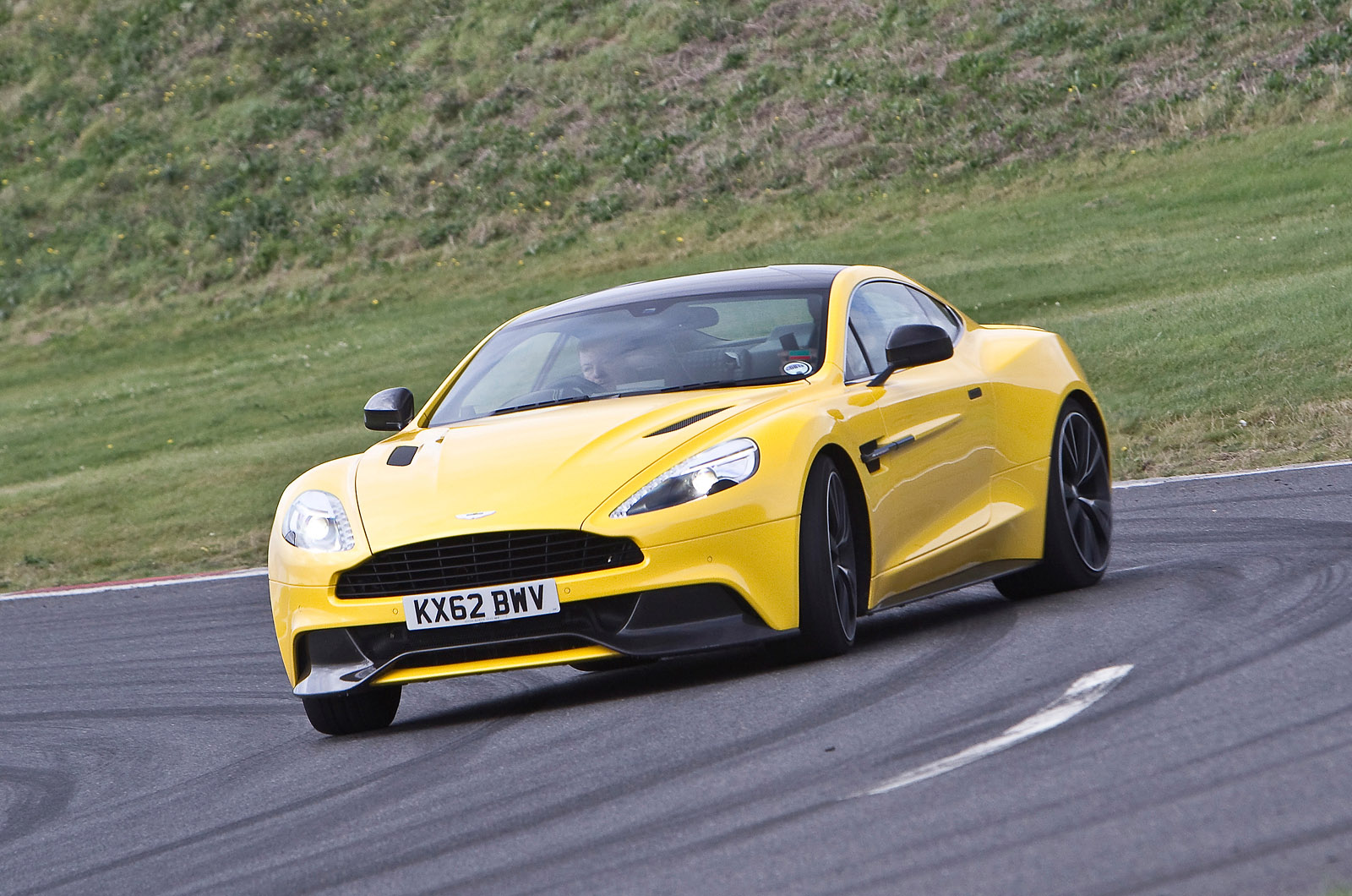 Aston Martin Vanquish photo #34