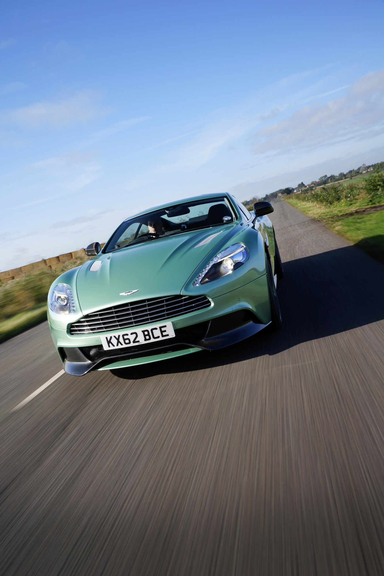 Aston Martin Vanquish photo #35