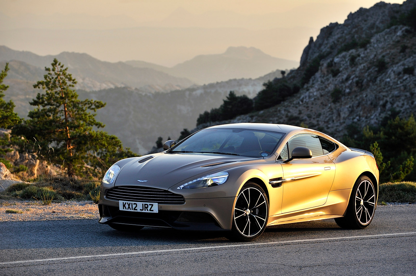 Aston Martin Vanquish photo #36