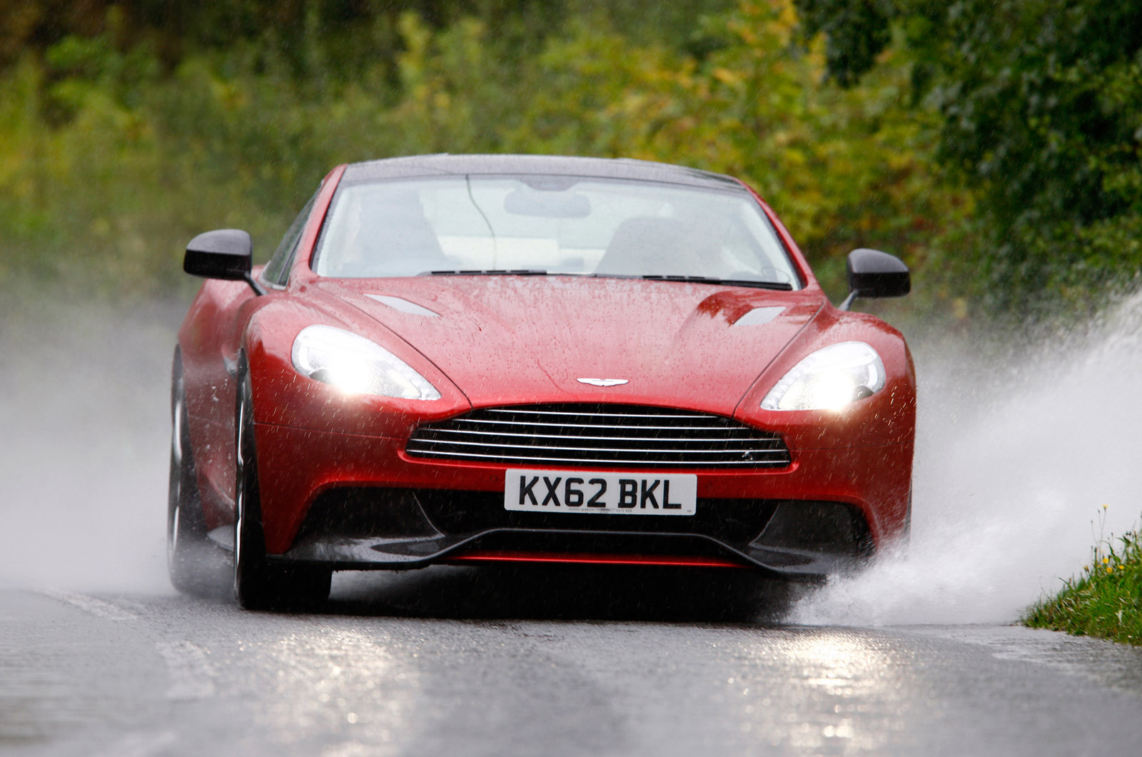 Aston Martin Vanquish photo #38