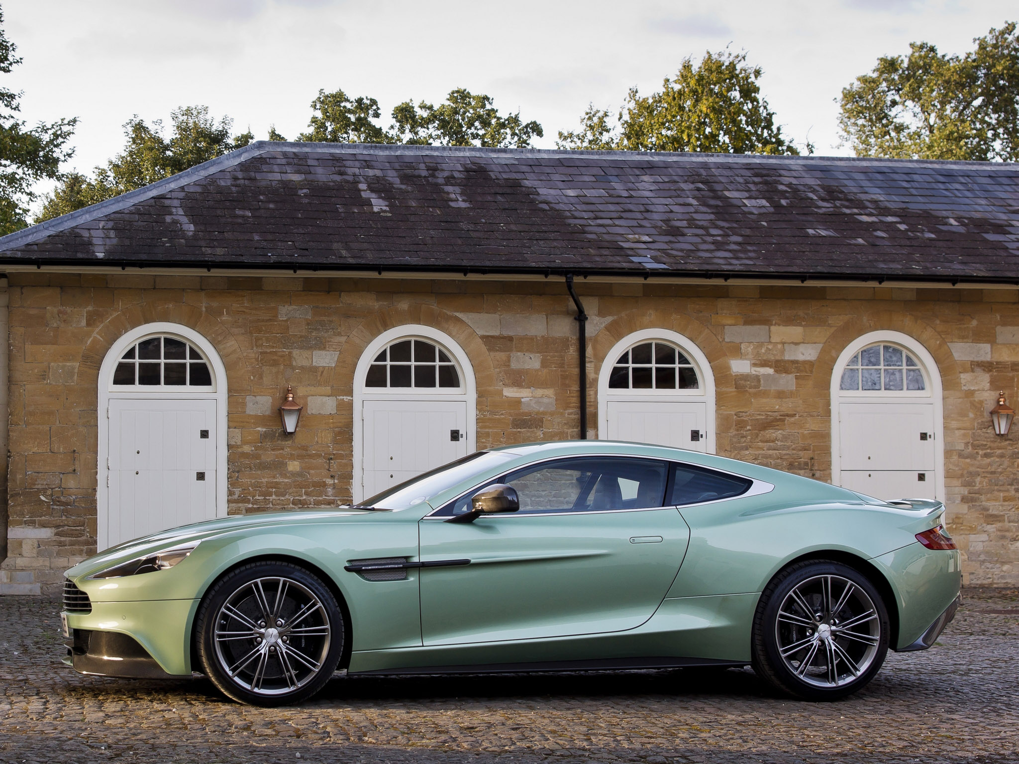 Aston Martin Vanquish photo #53