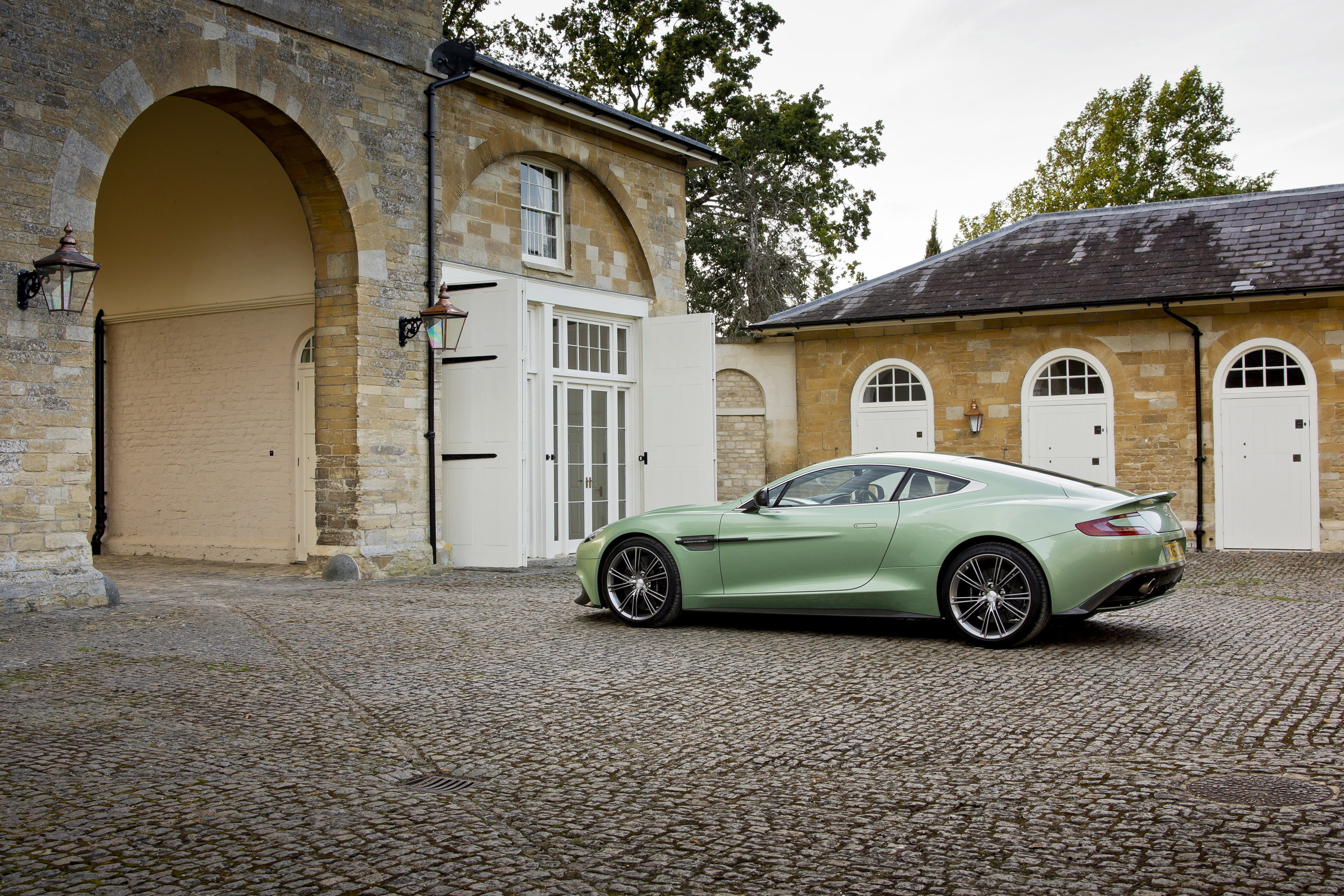 Aston Martin Vanquish photo #54