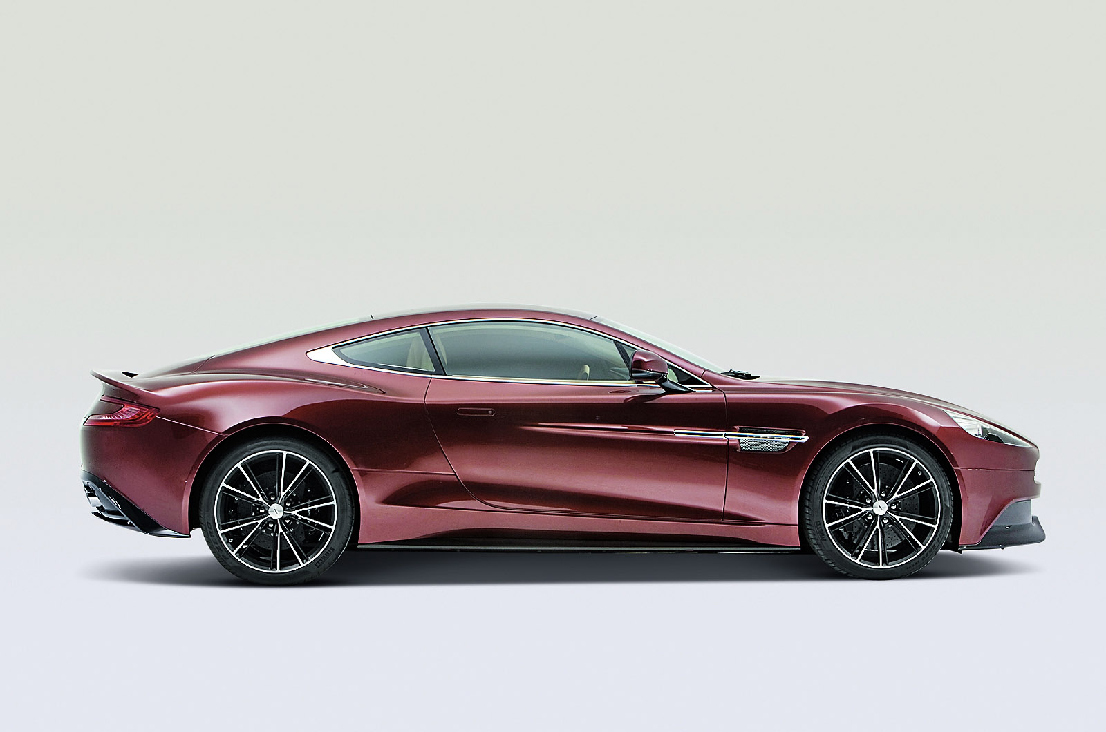 Aston Martin Vanquish photo #60