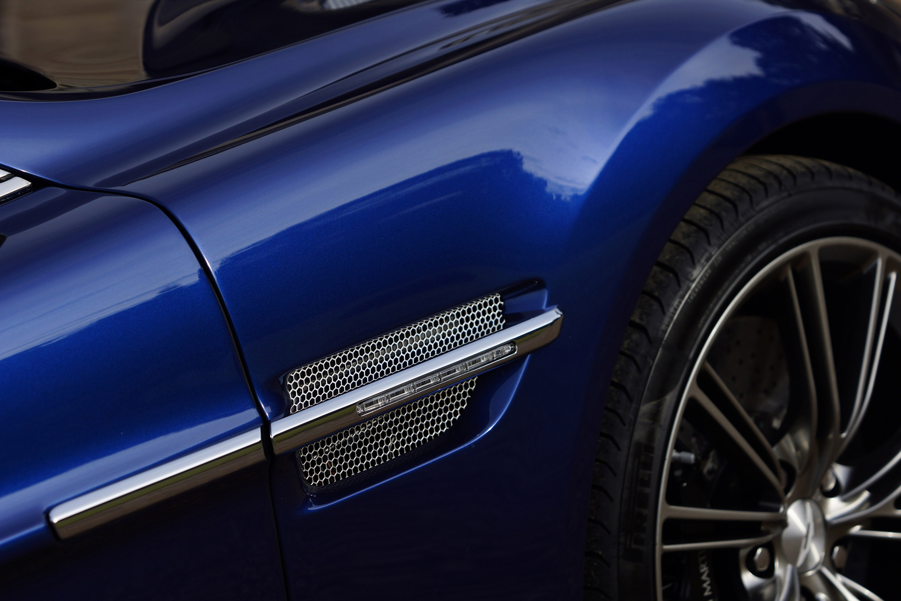 Aston Martin Vanquish photo #83