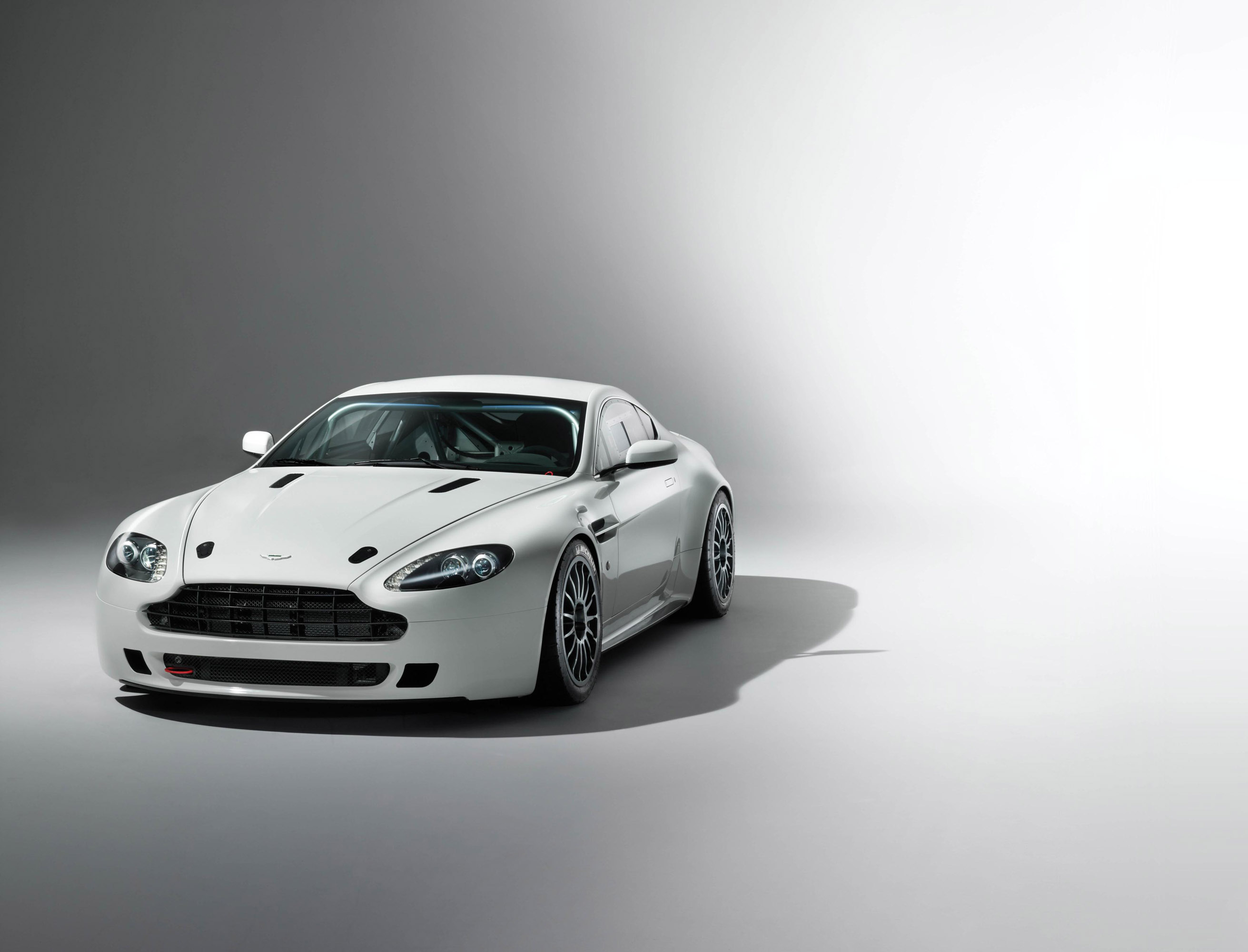 Aston Martin Vantage GT4 photo #1