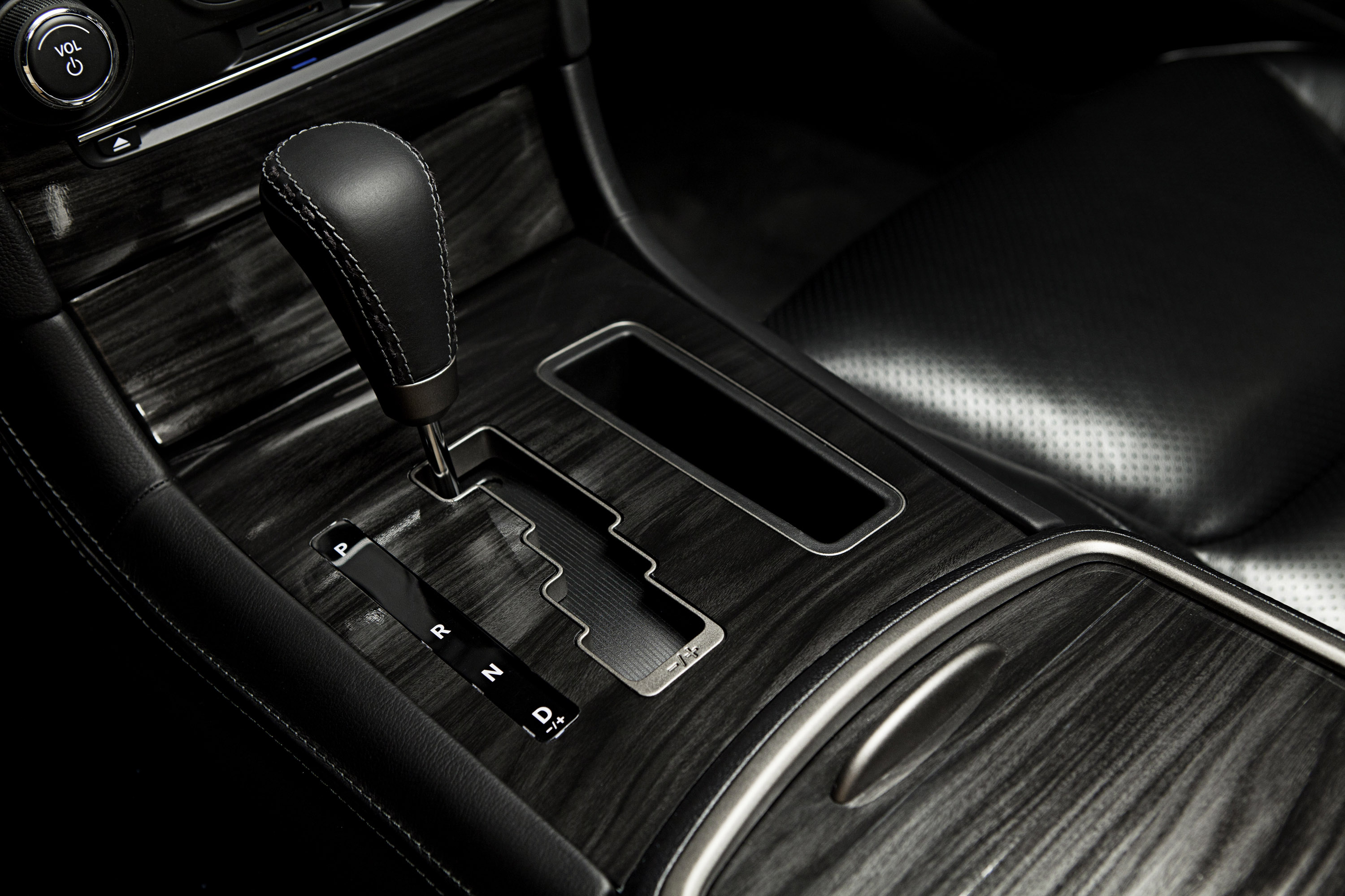 Chrysler 300C John Varvatos Limited Edition photo #15