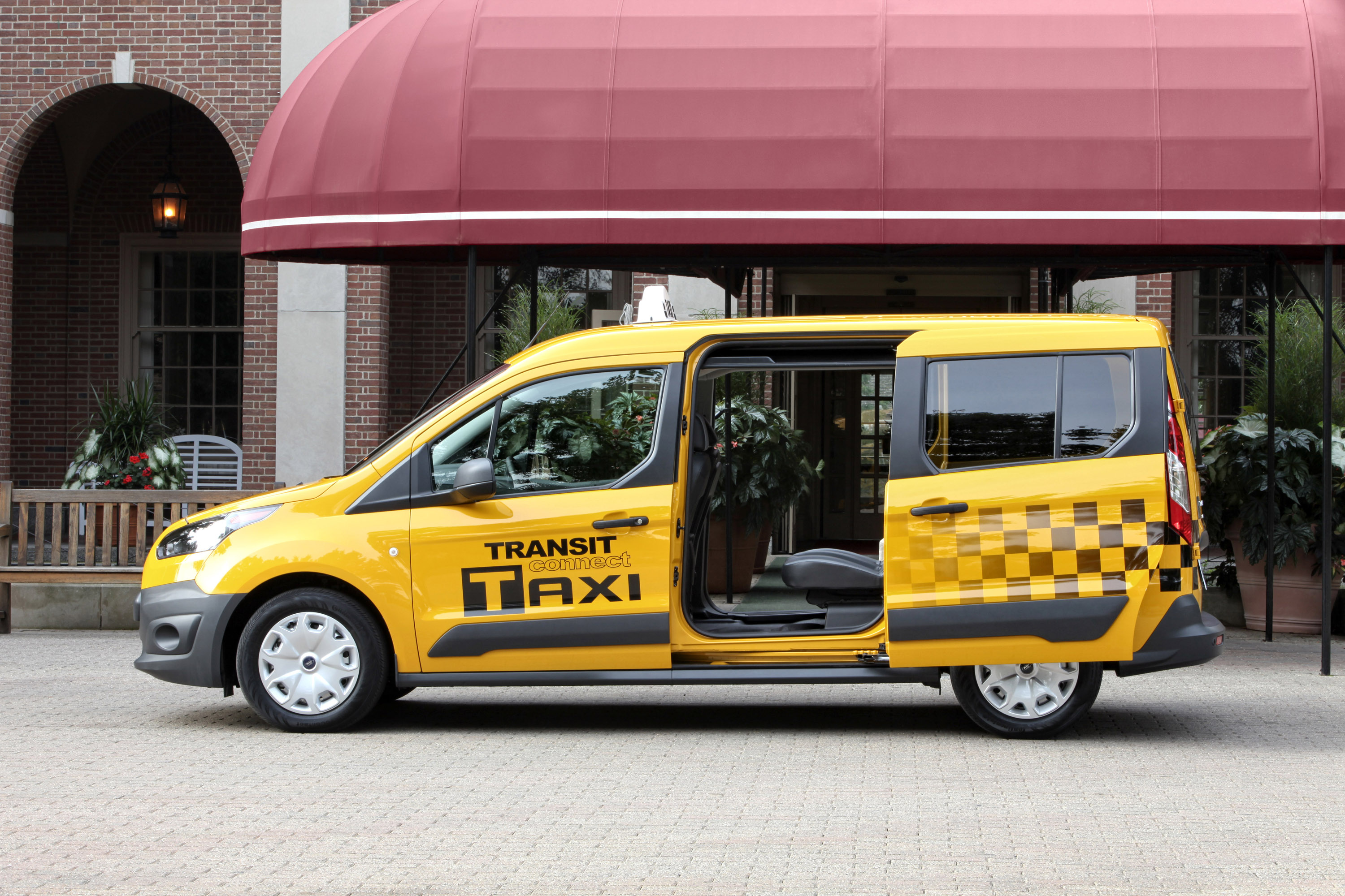 Такси транзит. Ford Transit connect Taxi. Форд Транзит Коннект такси. Форд Транзит микроавтобус такси машинка. Форд такси 2014 года.
